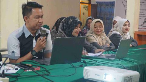 Rapat pengelolaan administrasi dan keuangan.