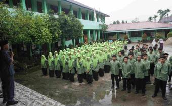 Lumban Tori (Anggota Bawaslu Pasaman) Dalam kegiatan Sosialisasi Pengawasan Partisipatif di MAN 1 PASAMAN