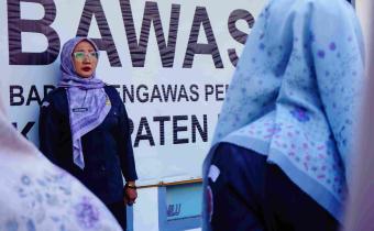 Susi Noventi dalam kegaiatn Apel rutin Bawaslu Kabupaten Pasaman