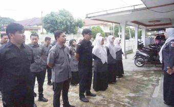 Susi Nofenti dalam kegiatan Apel Pagi rutin Bawaslu Pasaman