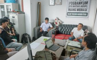  sosialisasi mengenai bahaya politik uang dan pentingnya pengawasan partisipatif kepada mahasiswa Kuliah Kerja Nyata (KKN) Universitas Andalas (Unand) di Kantor Wali Nagari Tanjung Beringin Utara