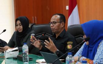 Anggota Bawaslu Provinsi Sumatera Barat, Vifner, selaku Koordinator Divisi Penanganan Pelanggaran, Data dan Informasi Bawaslu Provinsi Sumatera Barat saat memberikan sambutan kegiatan Rapat Dalam Kantor, selasa. 11/08/2026