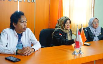 ketua dan anggota bawaslu Pasaman dalam persiapan Bawaslu Membelajarkan Volume 2