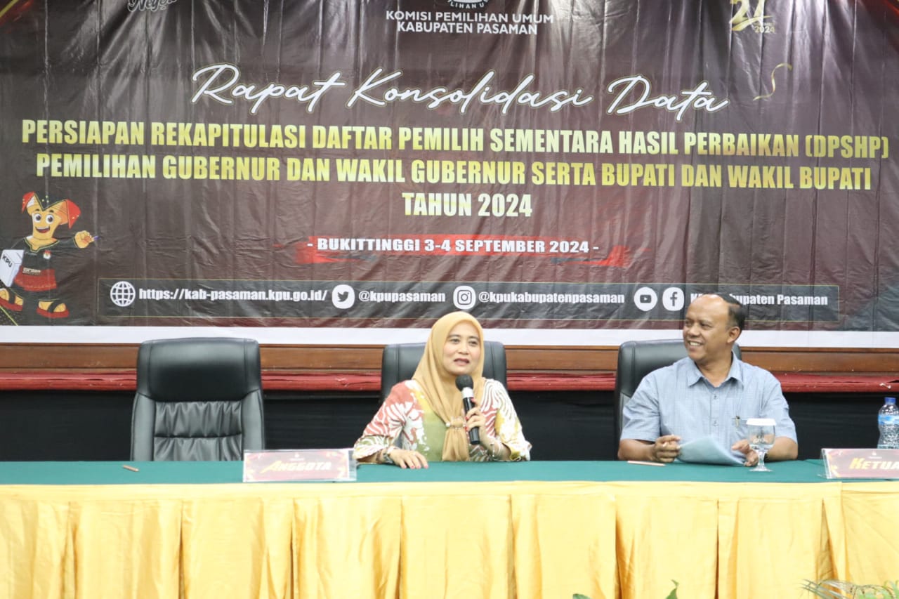 Rini Juita dalam memberikan materi  Potensi Kerawanan dan Strategi Pengawasan dalam Penyusunan Daftar Pemilih Sementara Hasil Perbaikan (DPSHP)