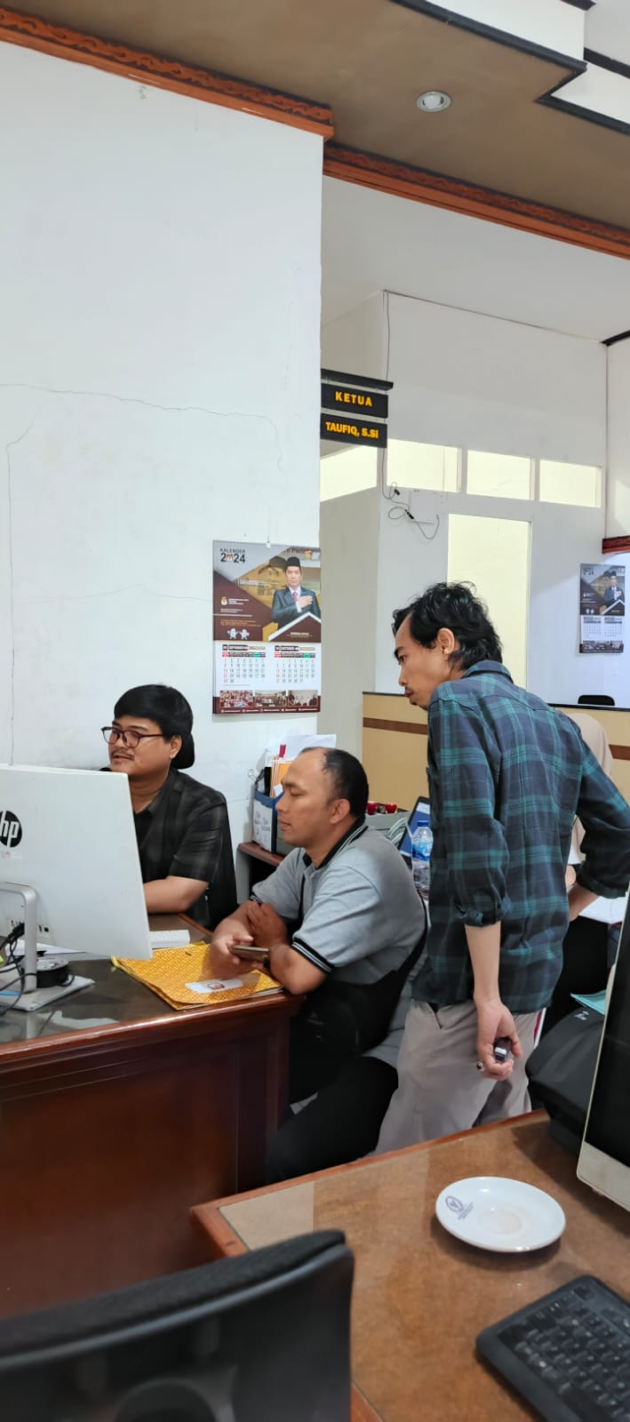 Zaini afandi sedang melakukanPengawasan Penyerahan Perbaikan Dokumen Syarat Pencalonan dan Syarat Calon Pemilihan Serentak  