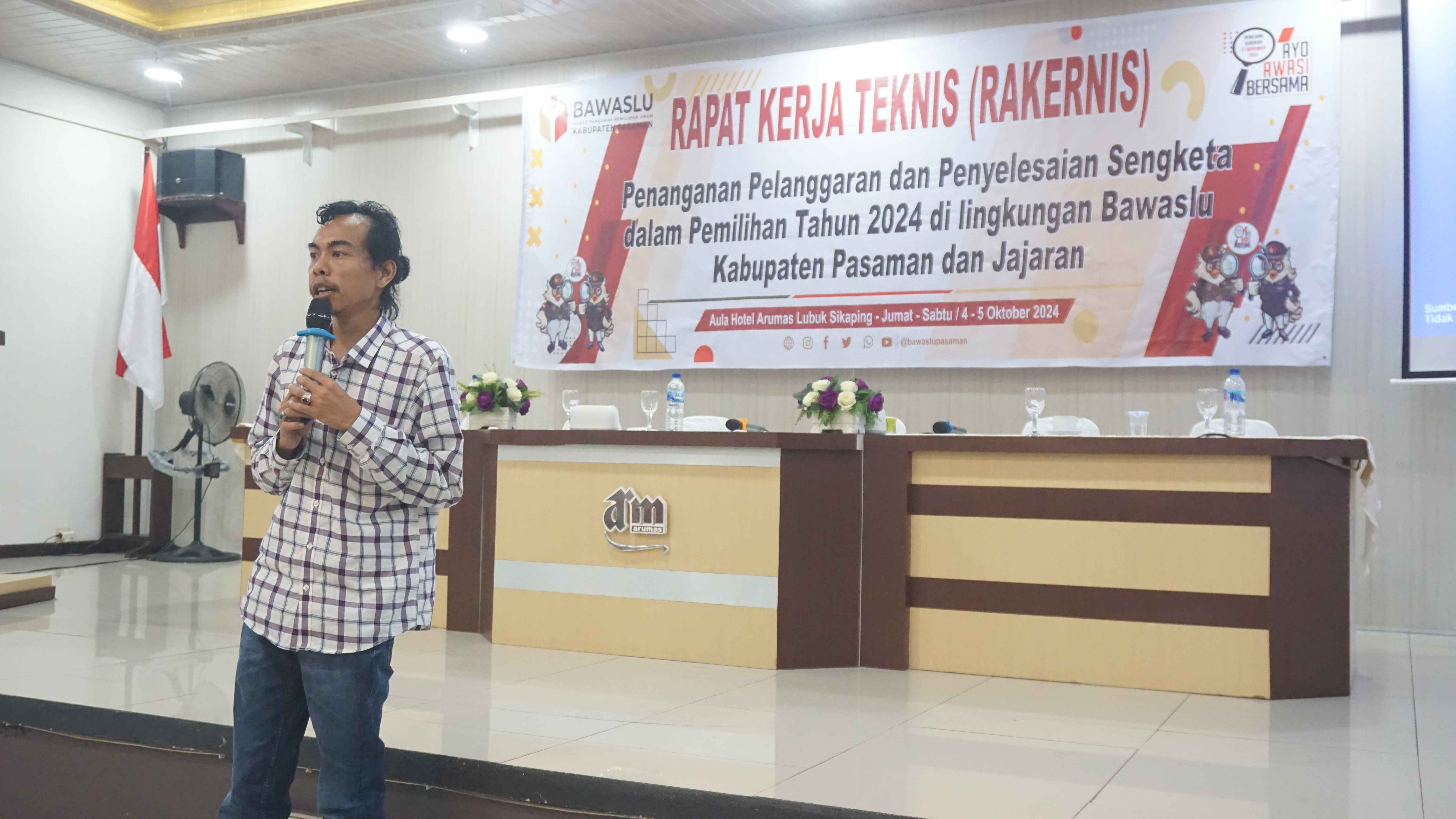 Zaini Afandi,S.Kom (anggota Bawaslu pasaman) dalam  Rapat kerja teknis penanganan pelanggaran dan penyelesaian sengketa