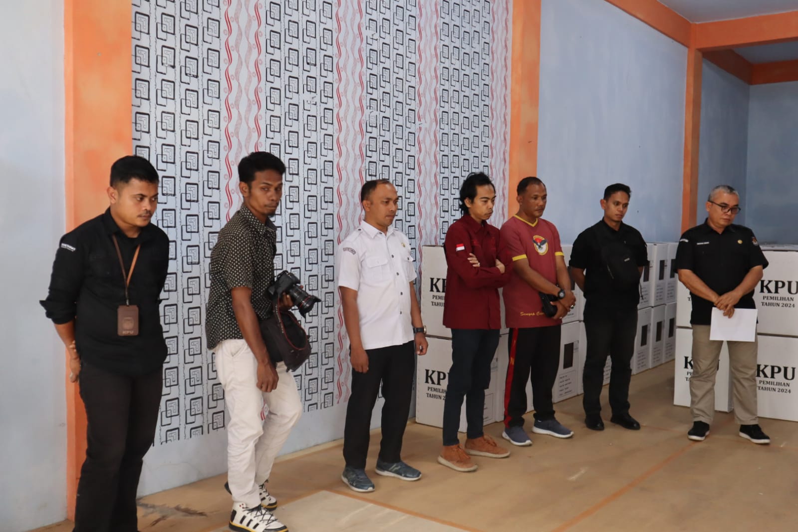 Zaini Afandi (anggota Bawaslu Pasaman) dalam pengawasan penjemput dan kedatangan surat suara