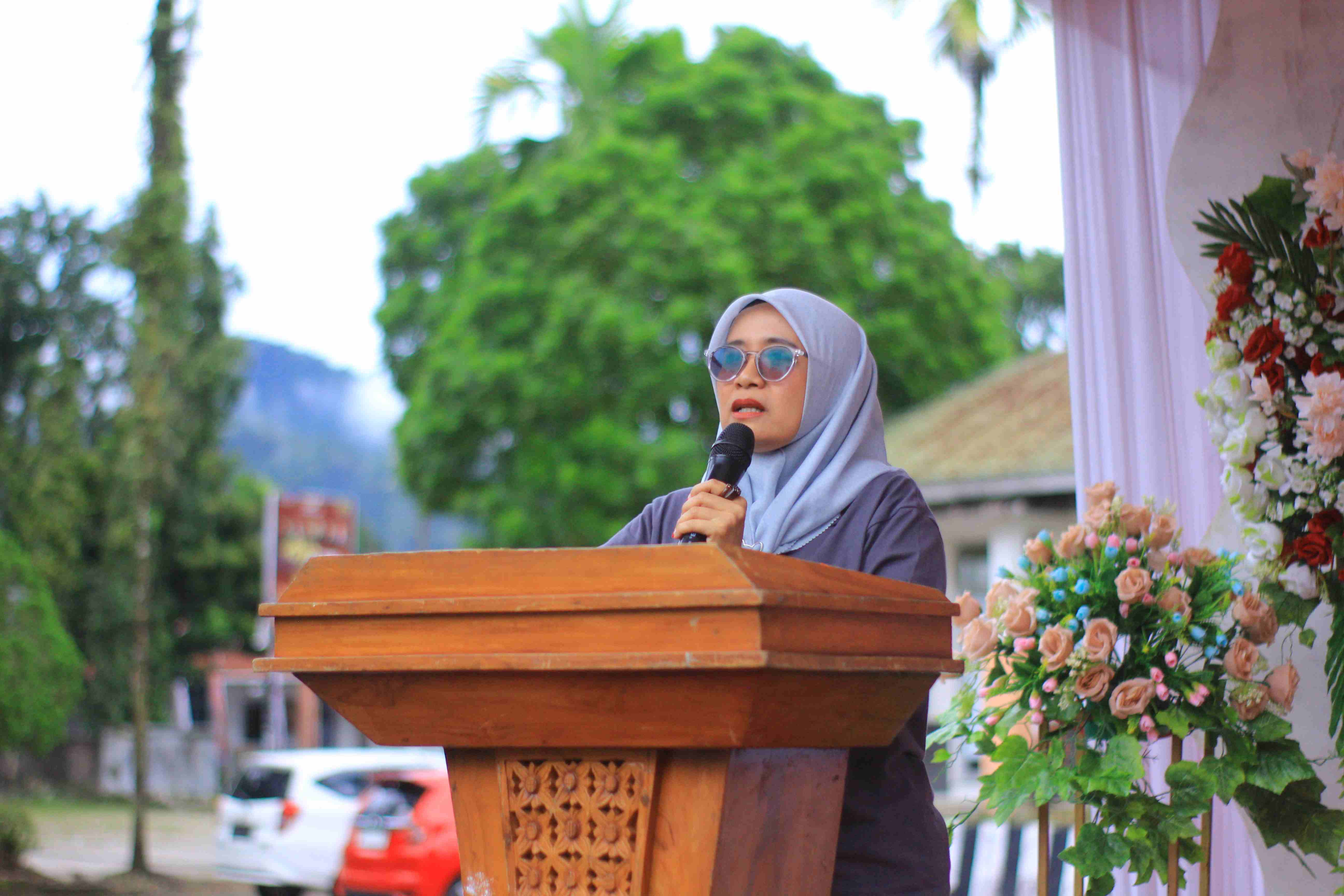 Rini Juita dalam kegiatan Sosialisasi Pengawasan Secara  Outdor 