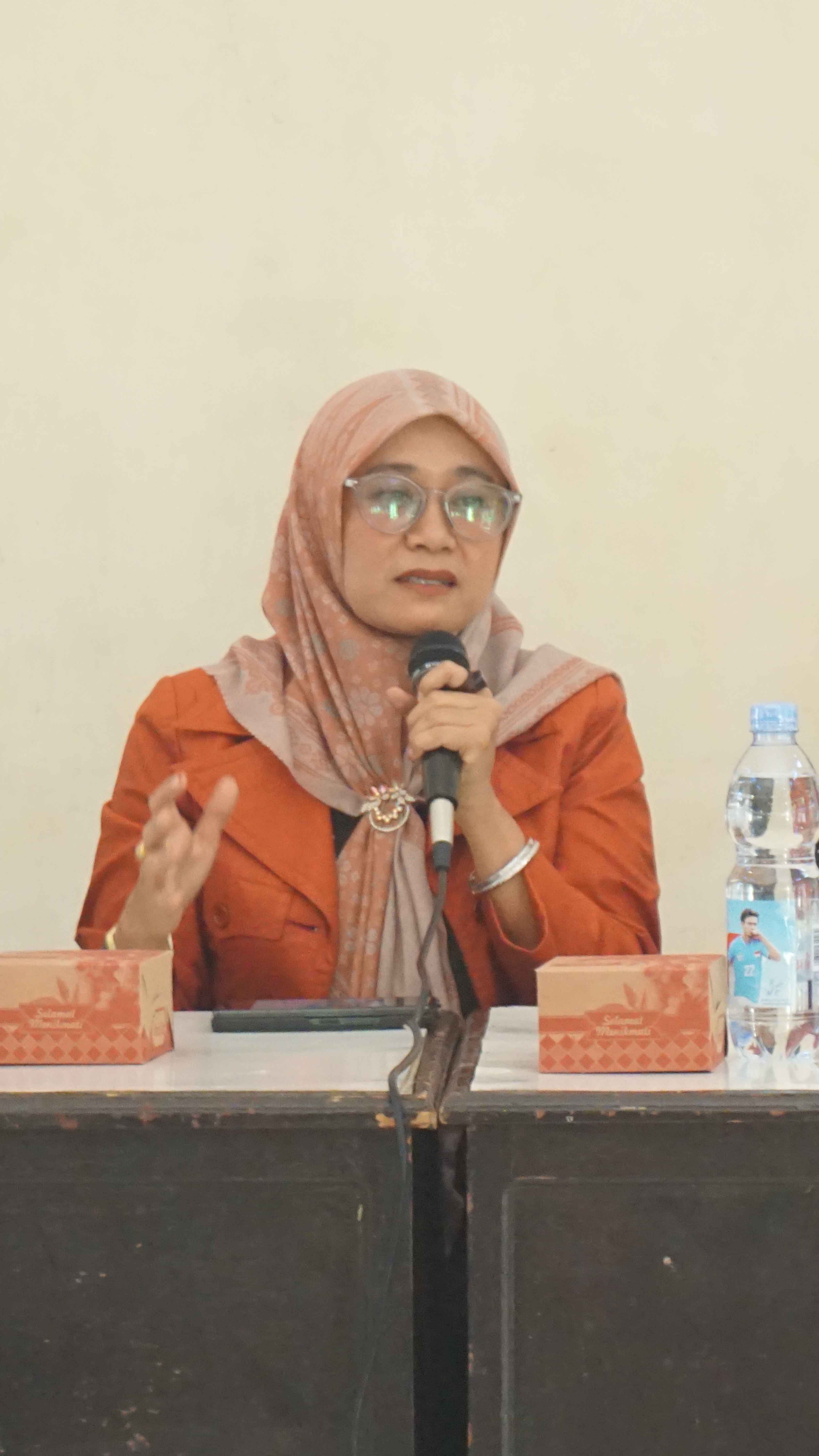 Rini Juita (Ketua Bawaslu Pasaman) dalam rapat persiapan pemilihan