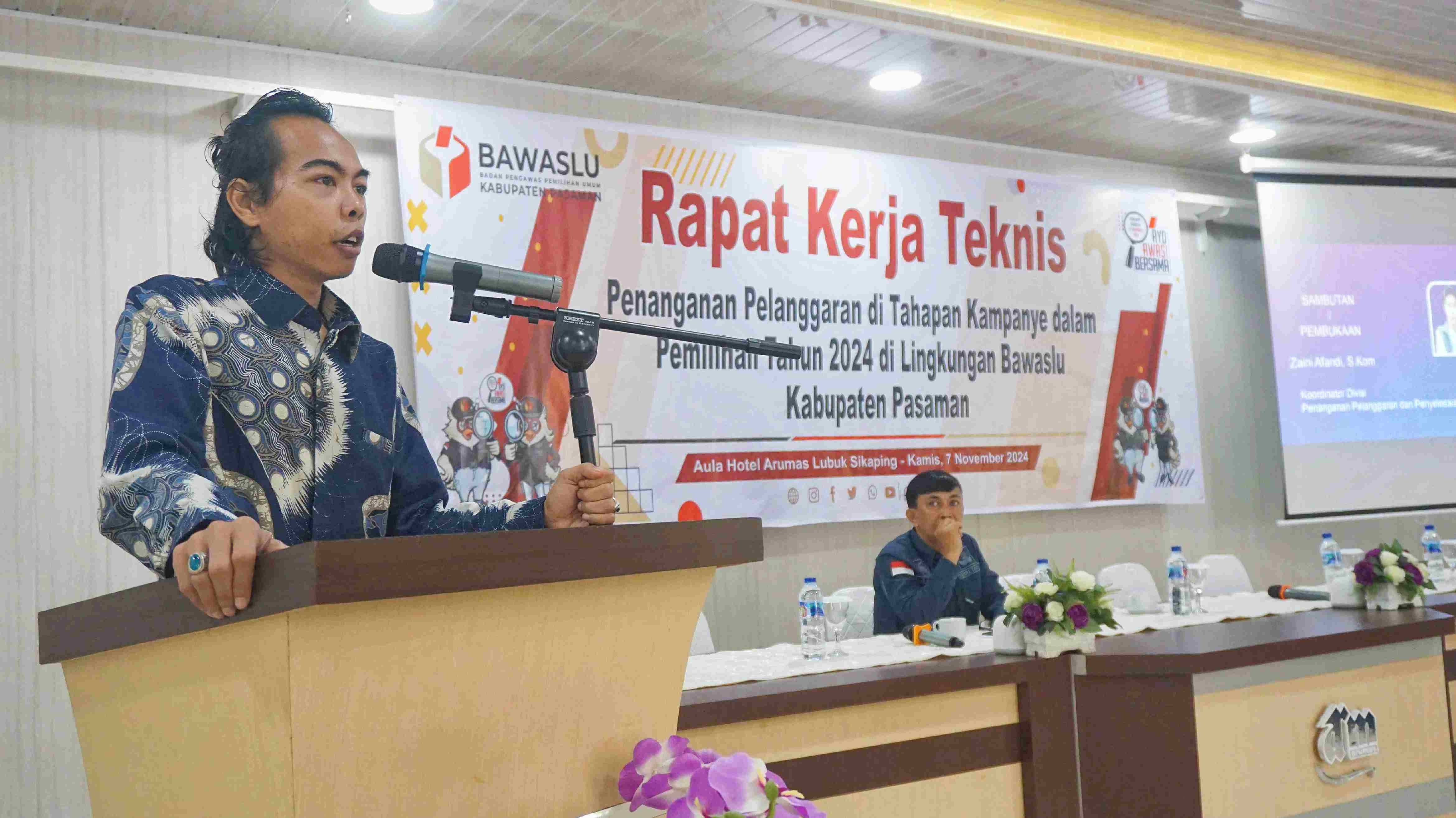 Plh ketua Bawaslu Pasaman, Zaini Afandi dalam kegiatan Rakernis penanganan pelanggaran