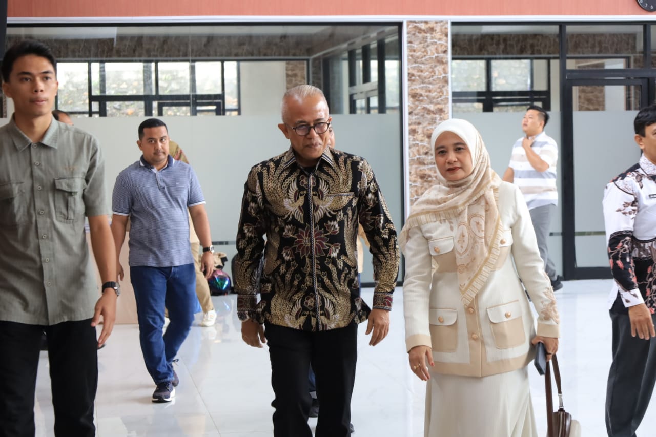 Rini Juita dan PJS Bupati Kabupati Pasaman di dalam kegiatan rapat Koordinasi