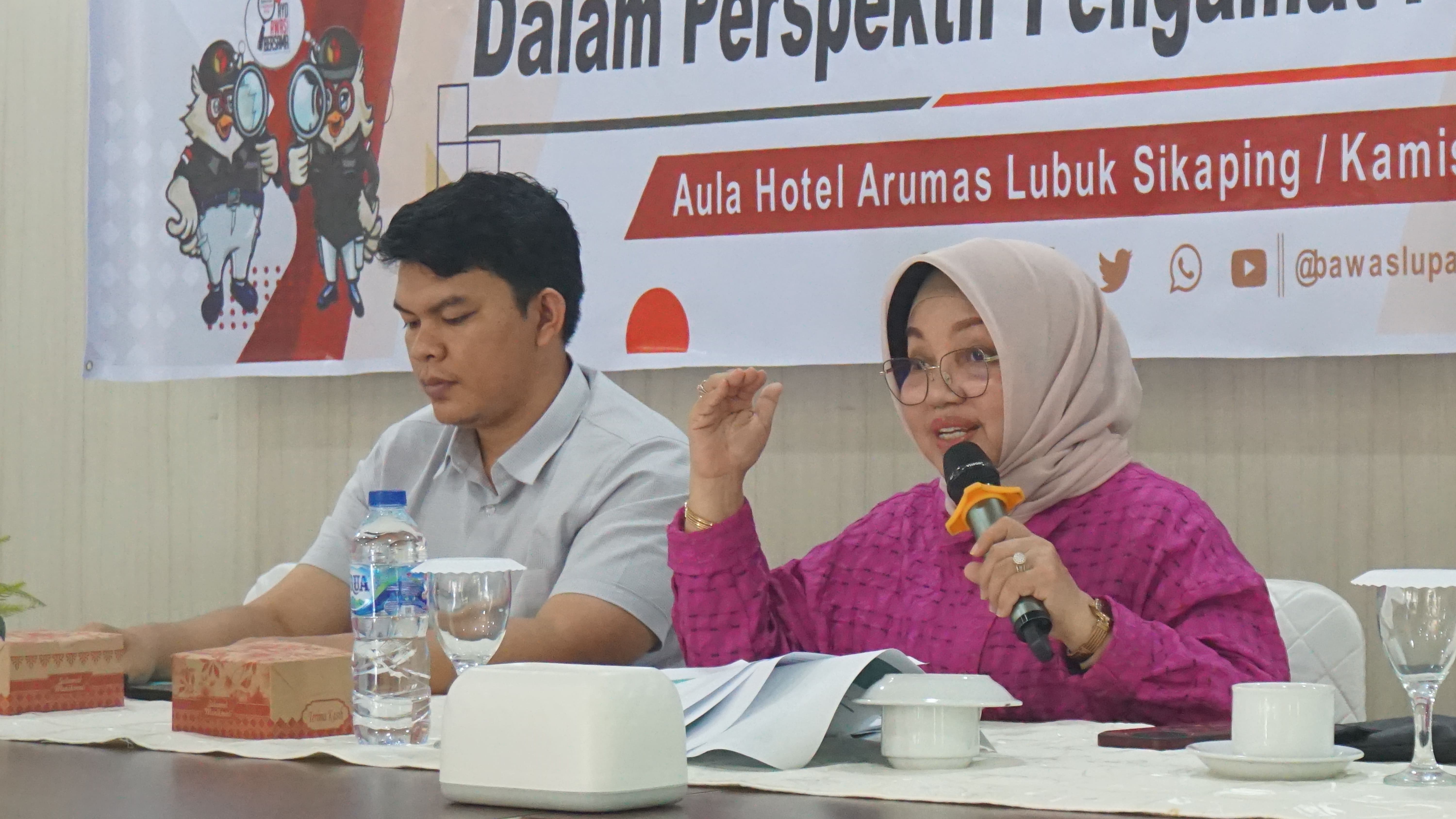 Elly Yanti saat memberikan materi evaluasi