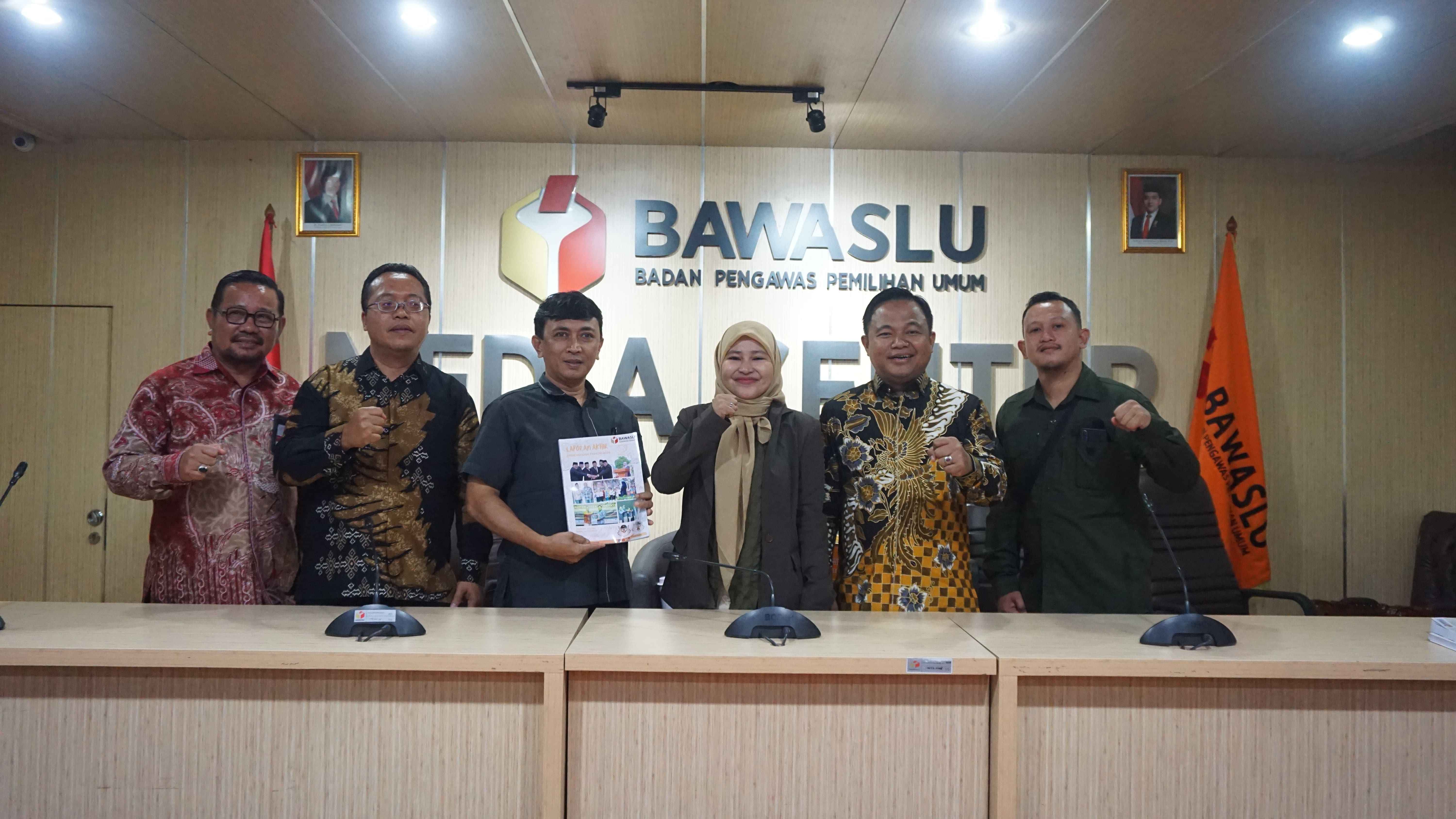 Bawaslu Kabupaten Pasaman serahkan laporan akhir kehumasan ke TA Bawaslu RI