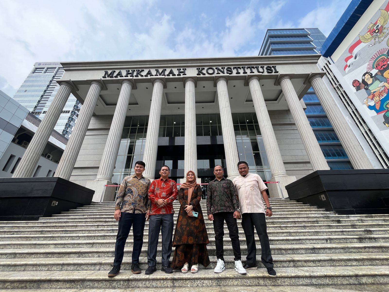 Ketua dan anggota serta sekretariat Bawaslu dalam pemberian keterangan di mahkamah konstitusi