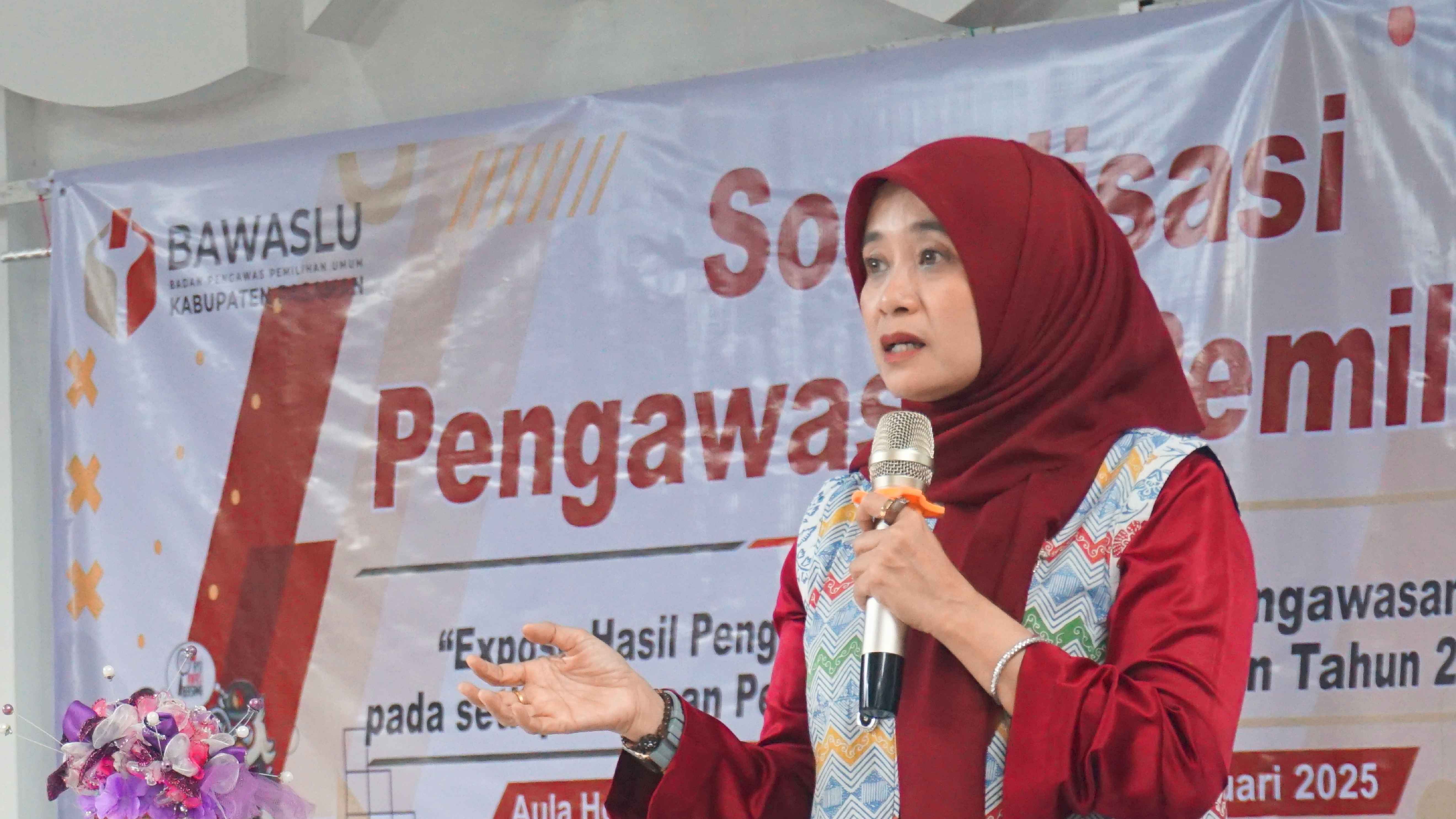Rini Juita (ketua Bawaslu Pasaman) dalam kegiatan expose dan evaluasi