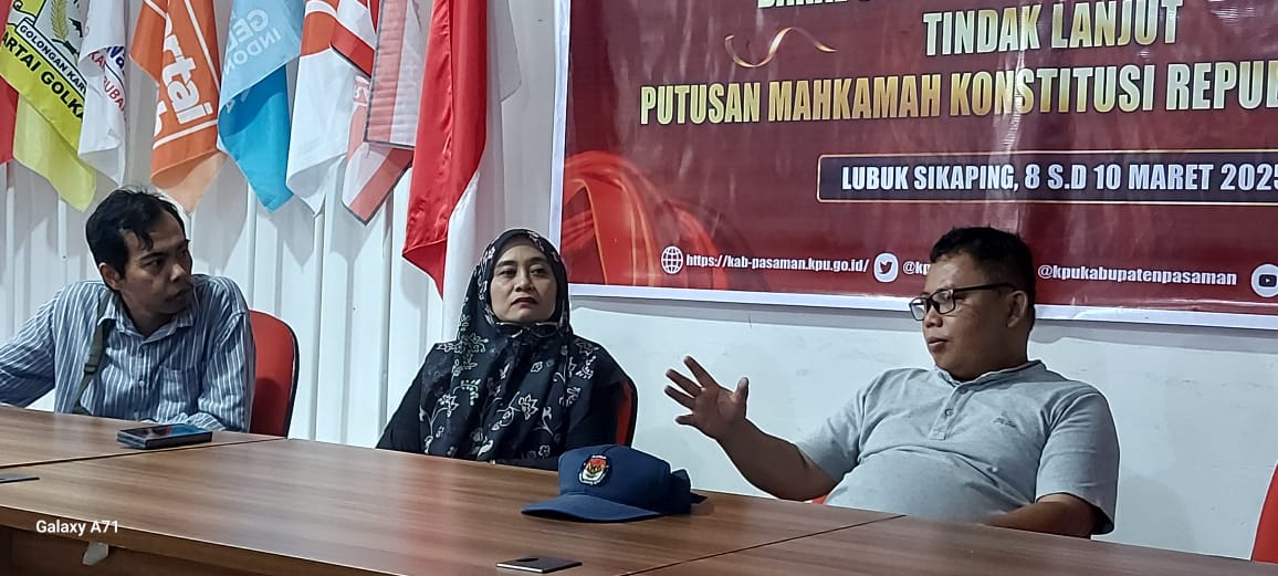 Ketua dan anggota Bawaslu pengawasan pendaftaran bakal calon wakil bupati Pasaman 