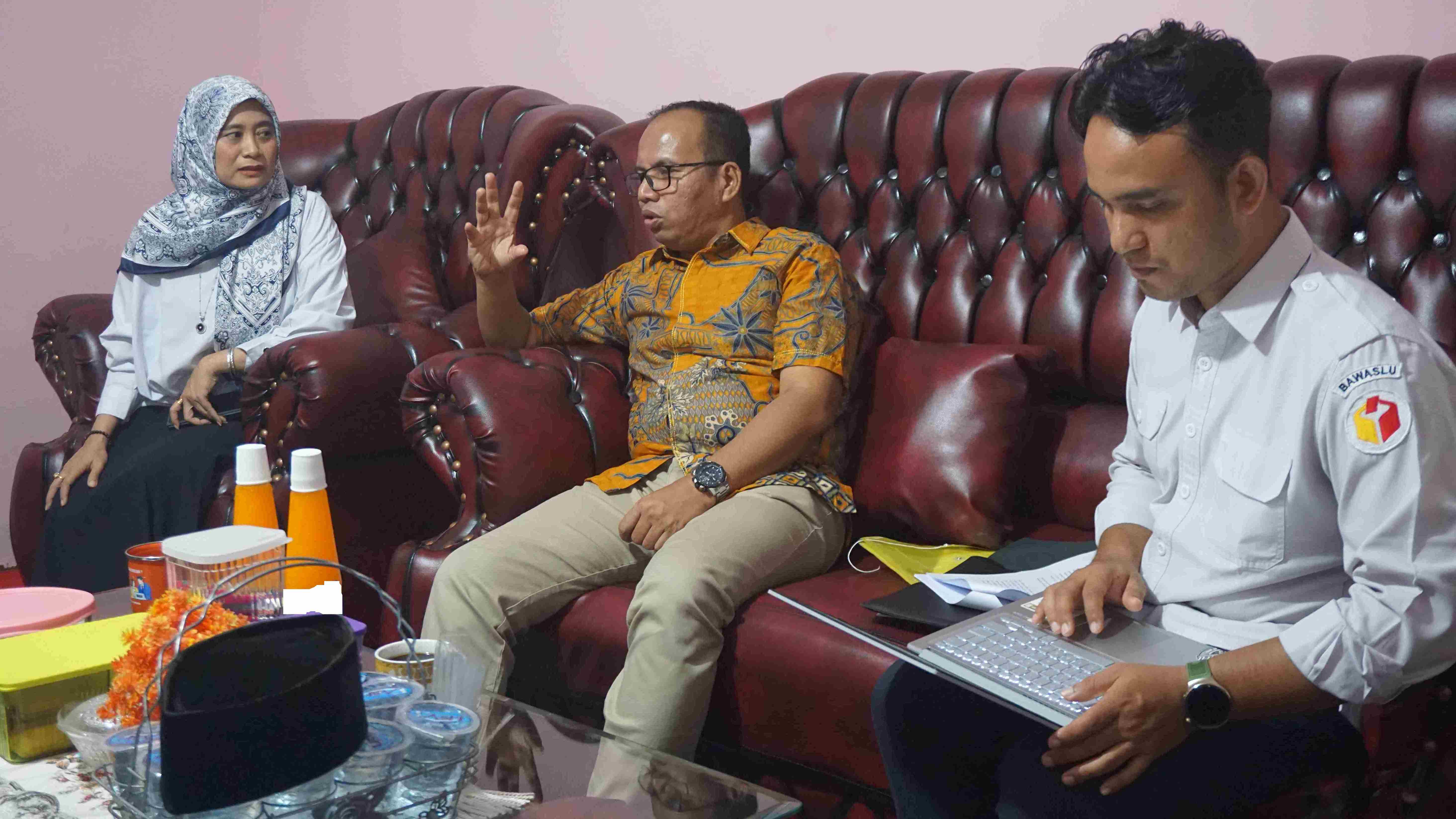 Anggota Bawaslu  Provinsi Sumbar, Kordiv PP Datin Bpk. Vifner SH, MH, 