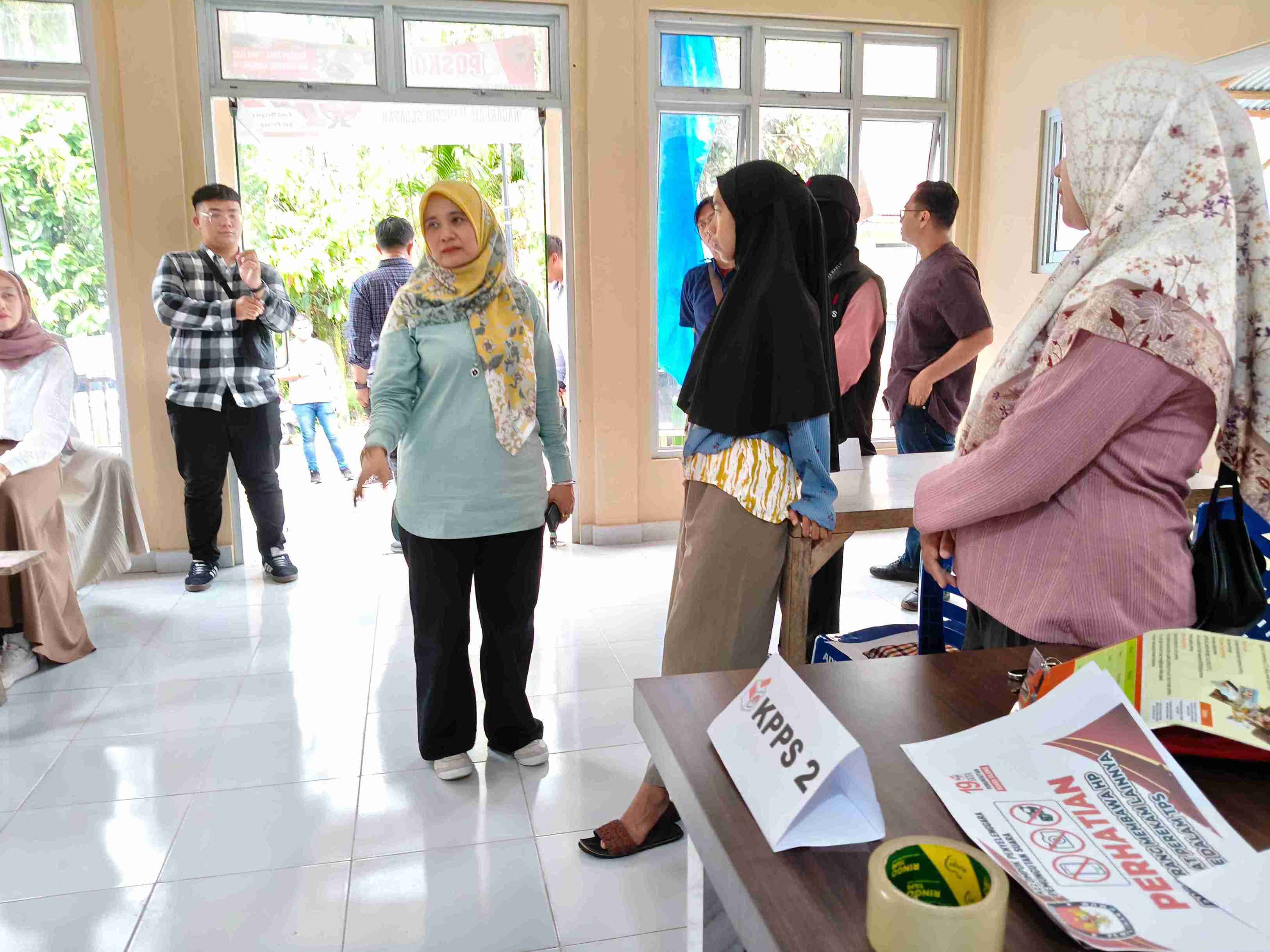 Rini Juita dalam  Peninjauan kesiapan di Beberapa TPS di Pasaman