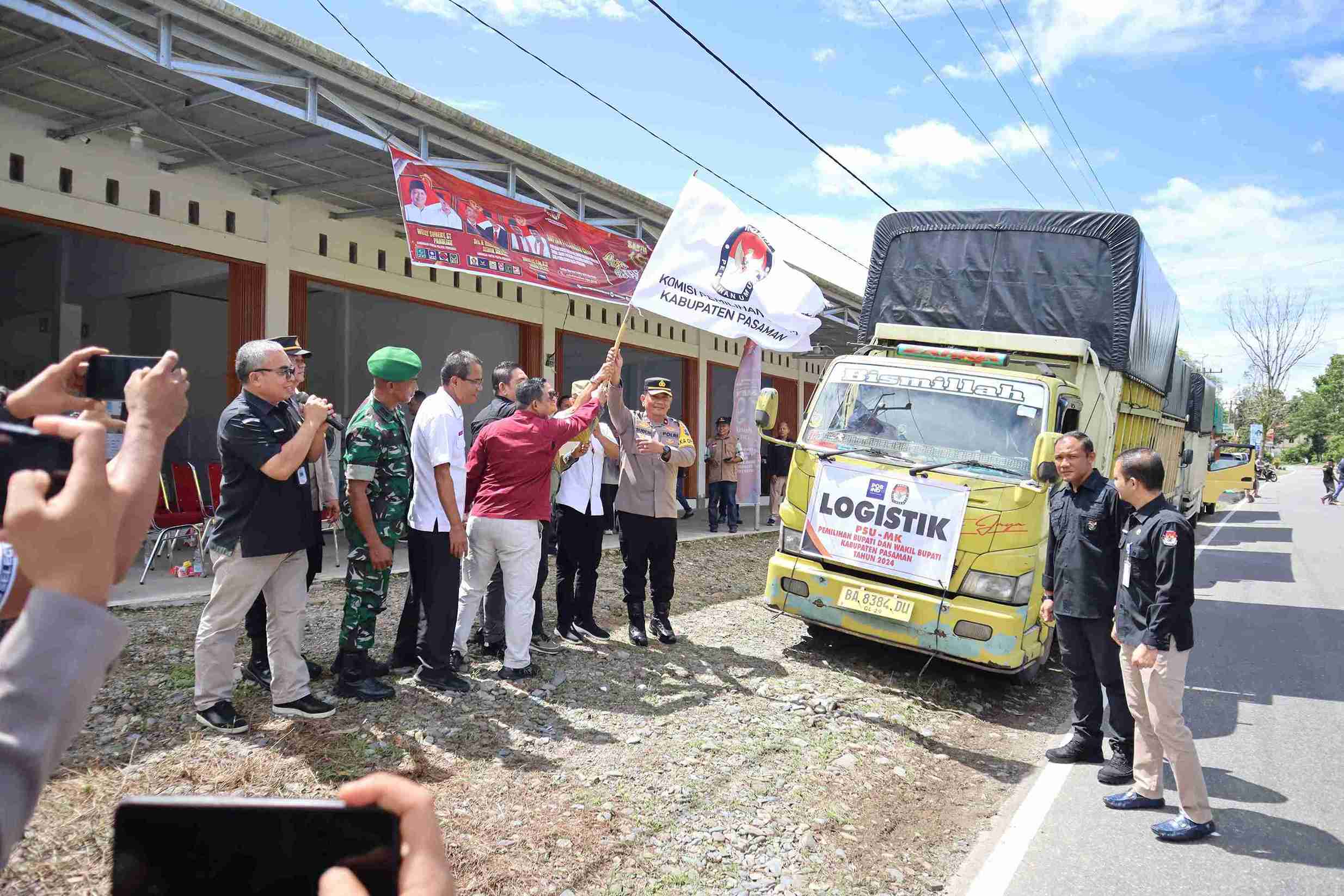 Pengawasan serta Pelepasan distribusi Logistik PSU Kabupaten Pasaman