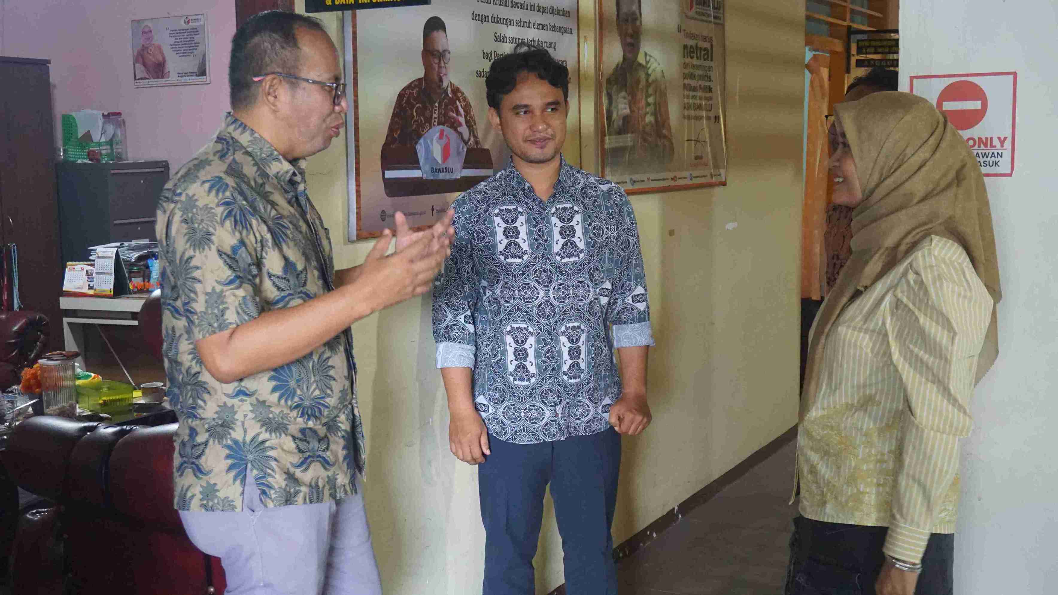 Vifner, SH.M.H (anggota Bawaslu Sumbar) dalam kegiatan Evaluasi