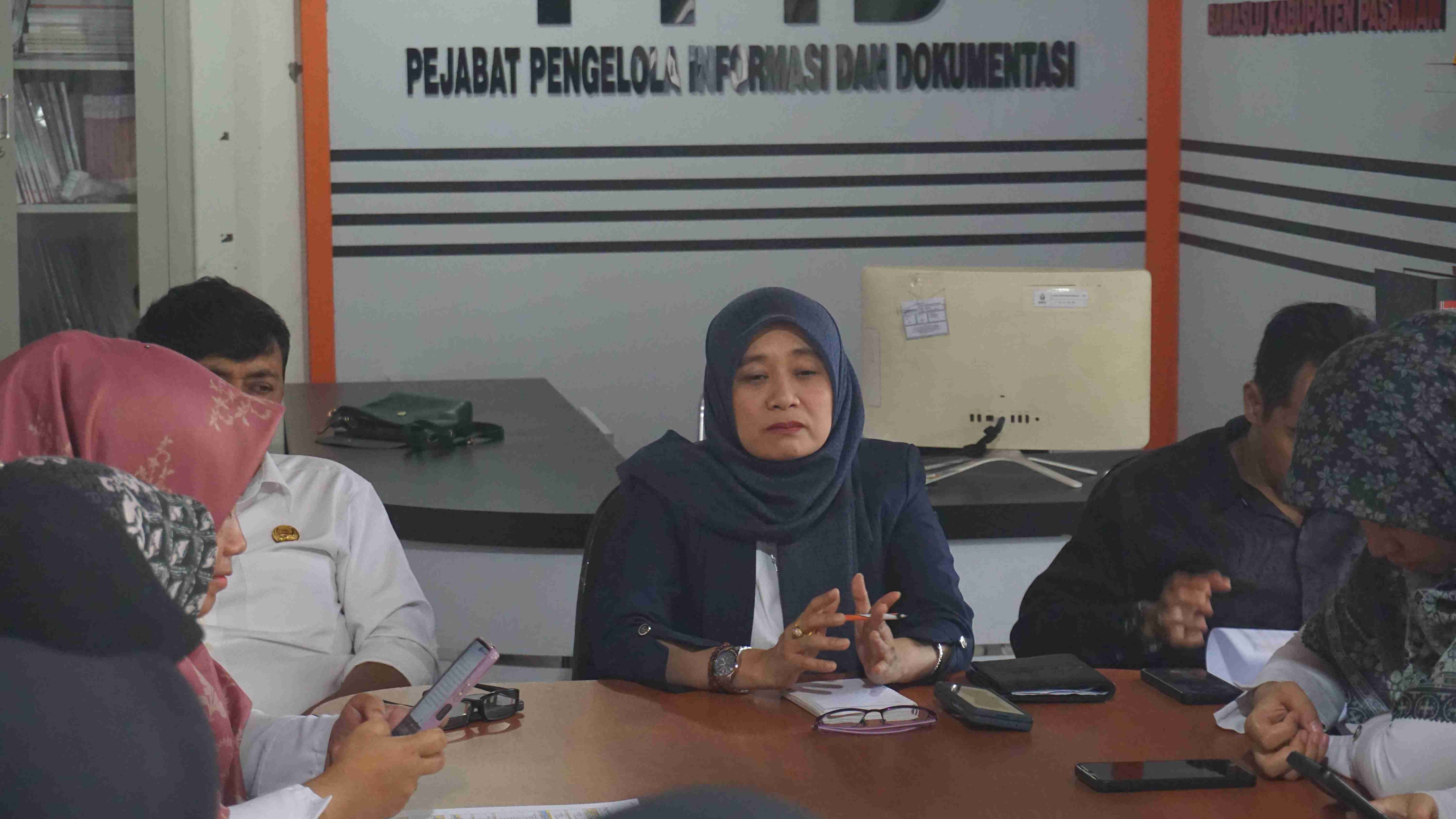 Rini Juita Ketua Bawaslu Kabuupaten Pasaman dalam Rapat Pleno Rutin 