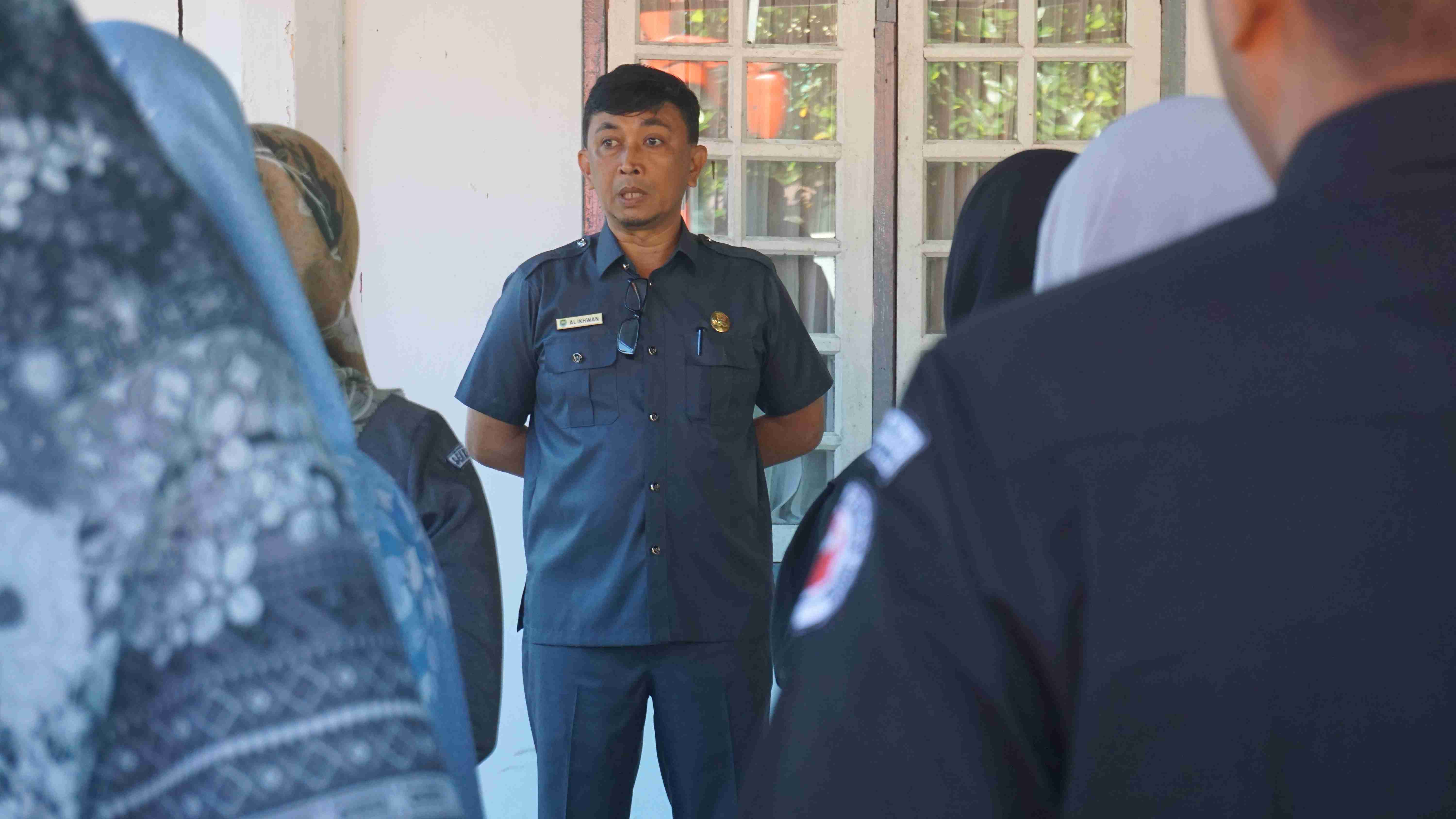 Al Ikhwan Koordinator Sekretariat Bawaslu Kabupaten Pasaman dalam kegaiatan apel rutin