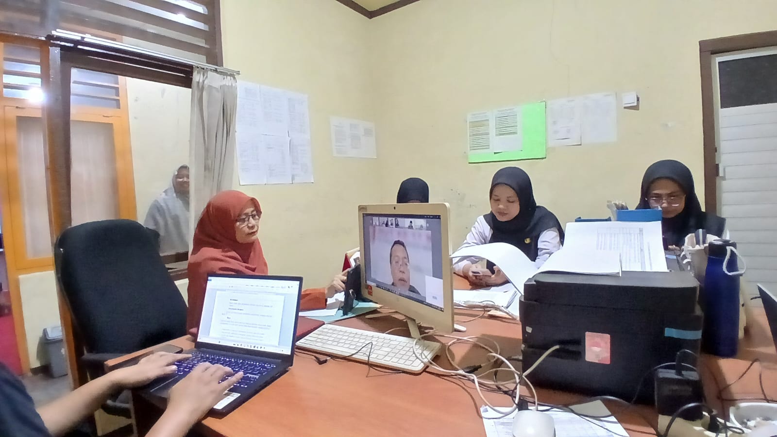 Rini Juita dalam kegiatan rapat koordinasi Pemutakhiran Data Pemilih Berkelanjutan (PDPB)