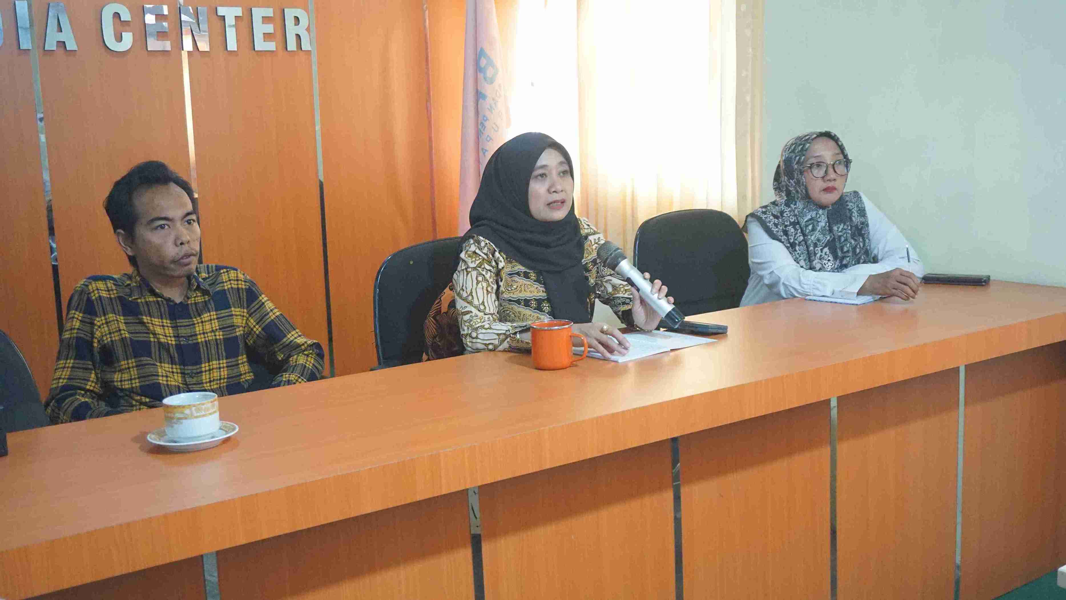  ketua dan anggota Bawaslu Pasaman dalam kegiaatan rapat pengelolaan pelayanan data dan informasi publik