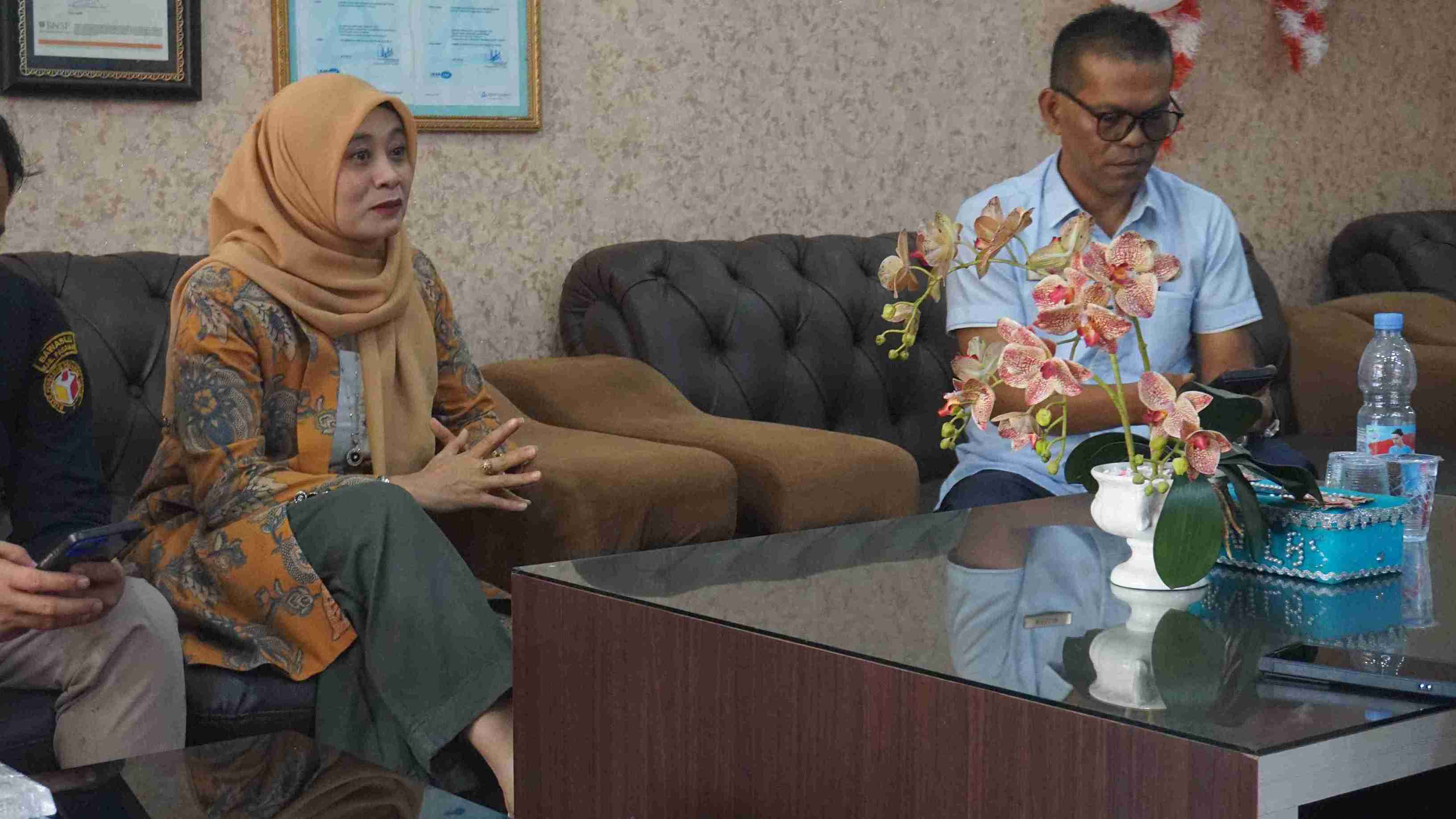 ketua Bawaslu Pasaman (Rini Juita) dalam Inovasi pengembangan PPID 