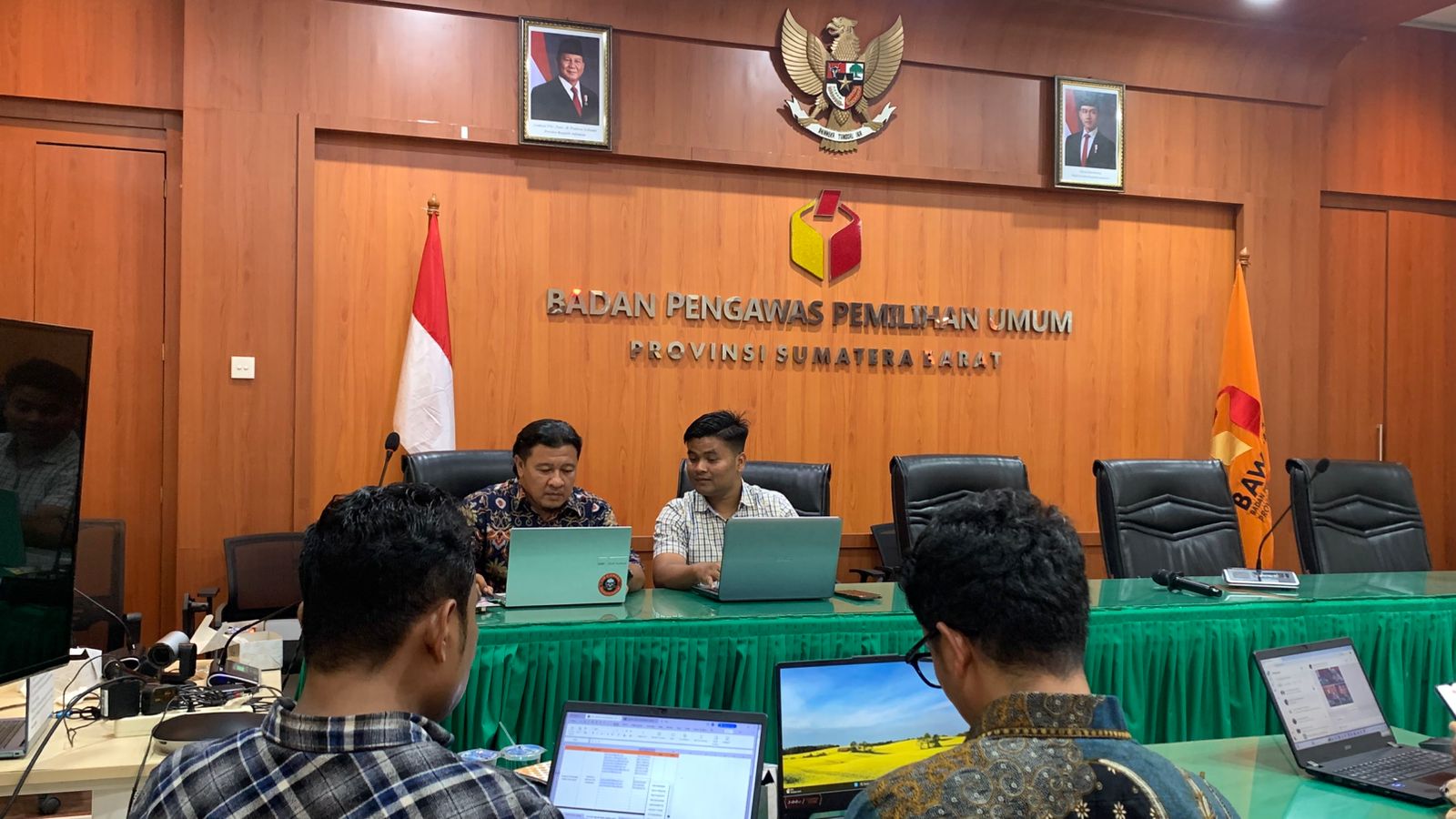 Pasaman – Badan Pengawas Pemilu (Bawaslu) Kabupaten Pasaman menegaskan komitmennya untuk menjaga integritas dan transparansi dalam menjalankan tugas pengawasan pemilu. Hal ini diwujudkan dengan kepatuhan penuh jajaran Bawaslu Pasaman terhadap kewajiban penyampaian Laporan Harta Kekayaan Penyelenggara Negara (LHKPN).  Ketua Bawaslu Pasaman (rini juita) menyampaikan bahwa setiap komisioner maupun pejabat struktural telah melaporkan harta kekayaan sesuai ketentuan yang berlaku. Langkah ini merupakan bentuk tan