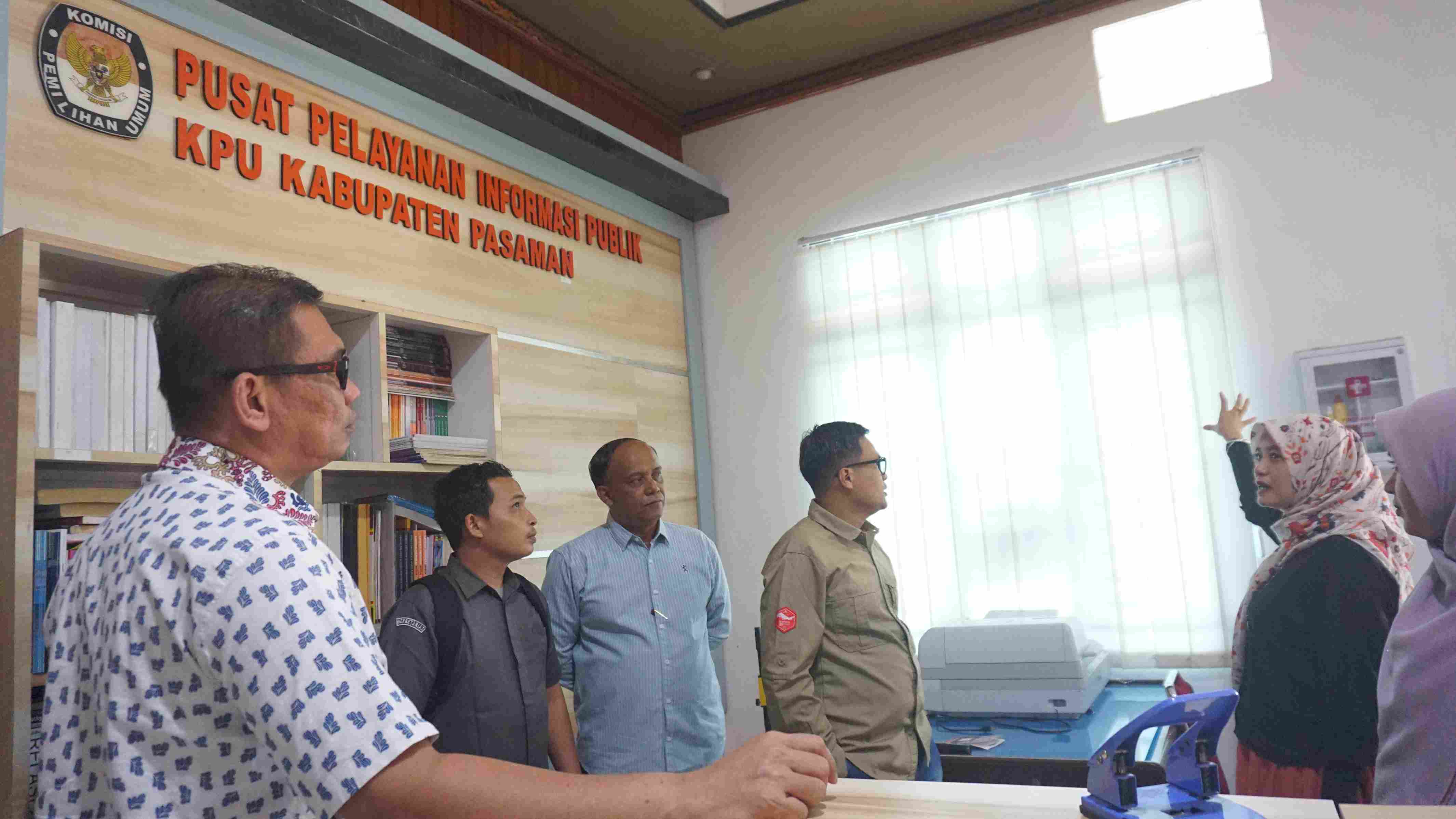 Rini Juita dalam  kunjungan ke PPID KPU Pasaman