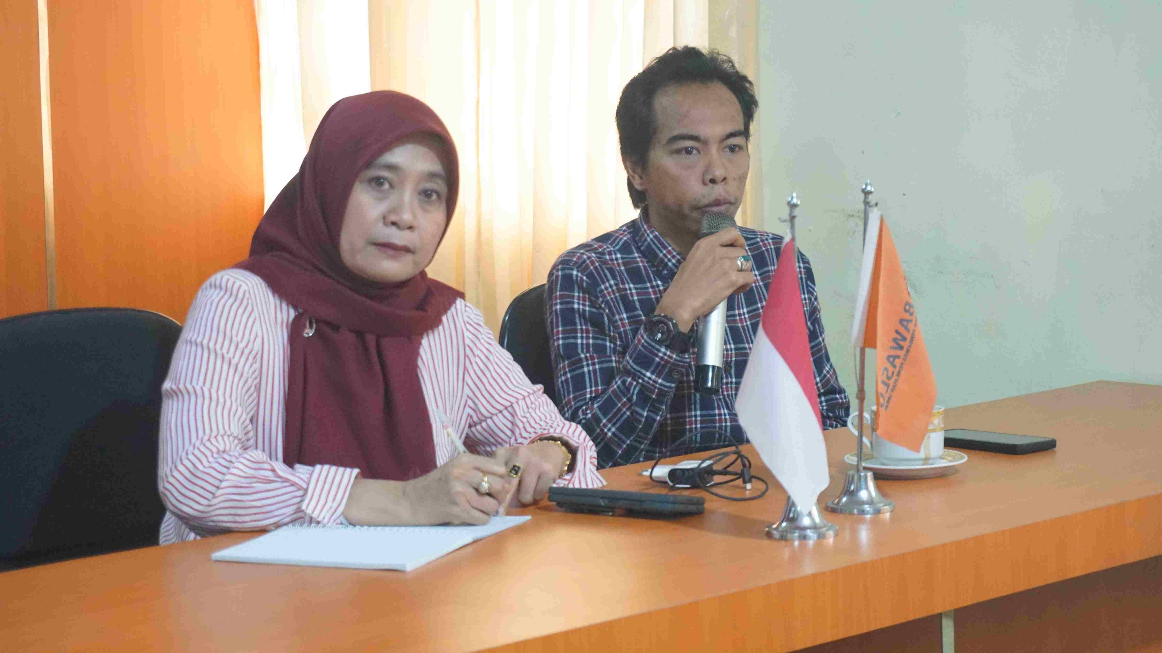 Rini Juita dalam kegiatan Rapat Rutin