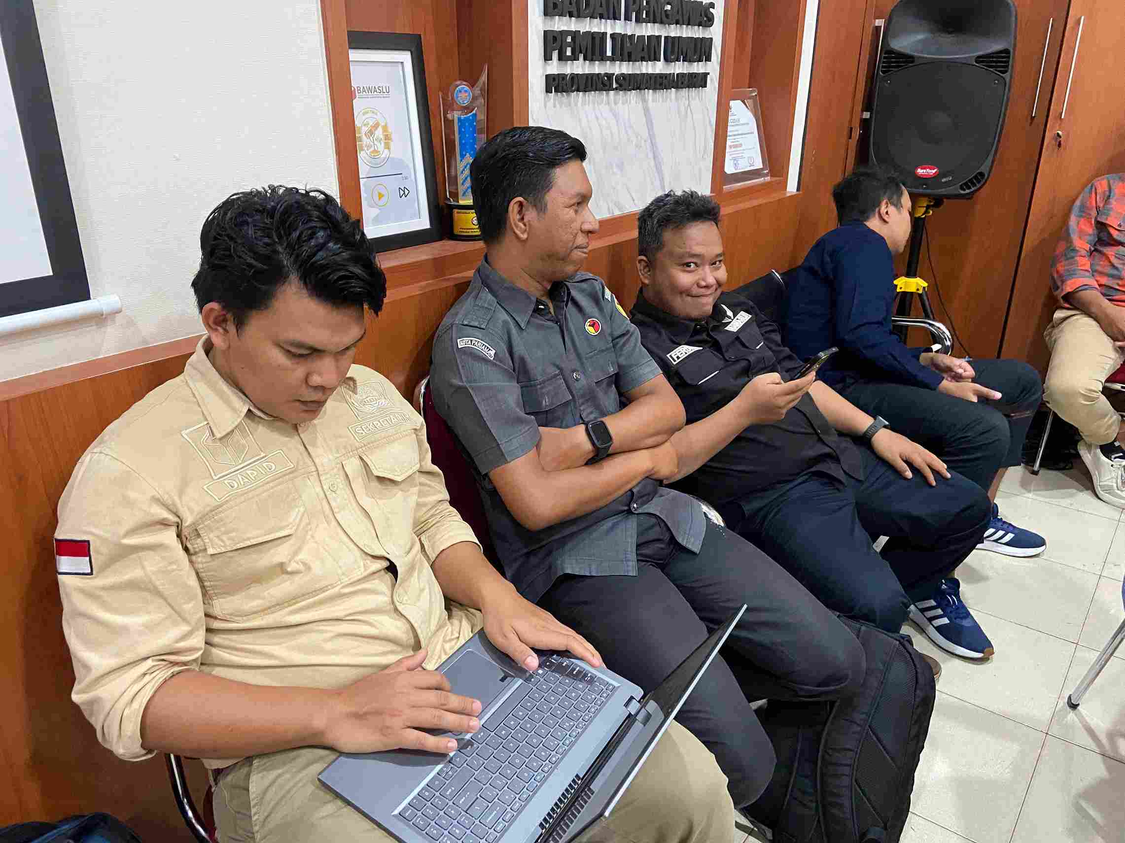 Oprerator JDIH Bawaslu Pasaman pada kegiatan evaluasi Jaringan Dokumentasi dan Informasi Hukum (JDIH)