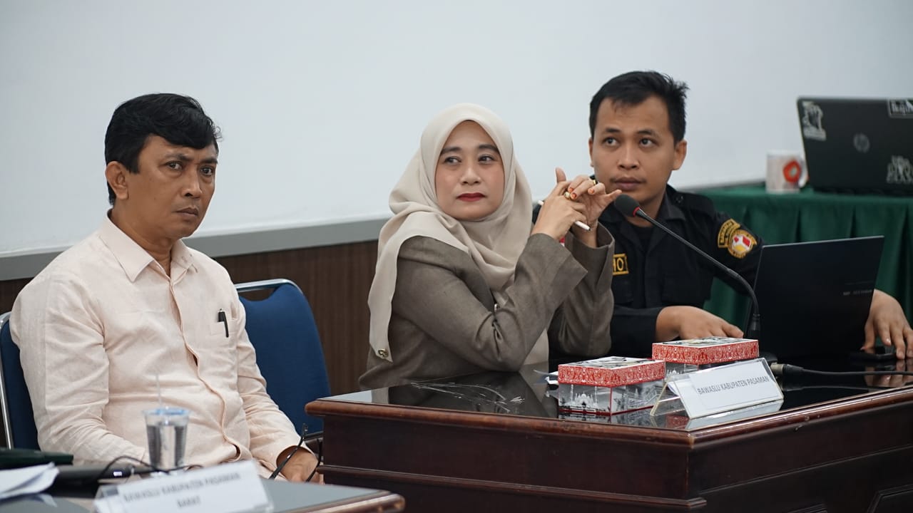 Ketua Bawaslu Pasaman dalam Presentasi Monev Keterbukaan Informasi Badan Publik 2025