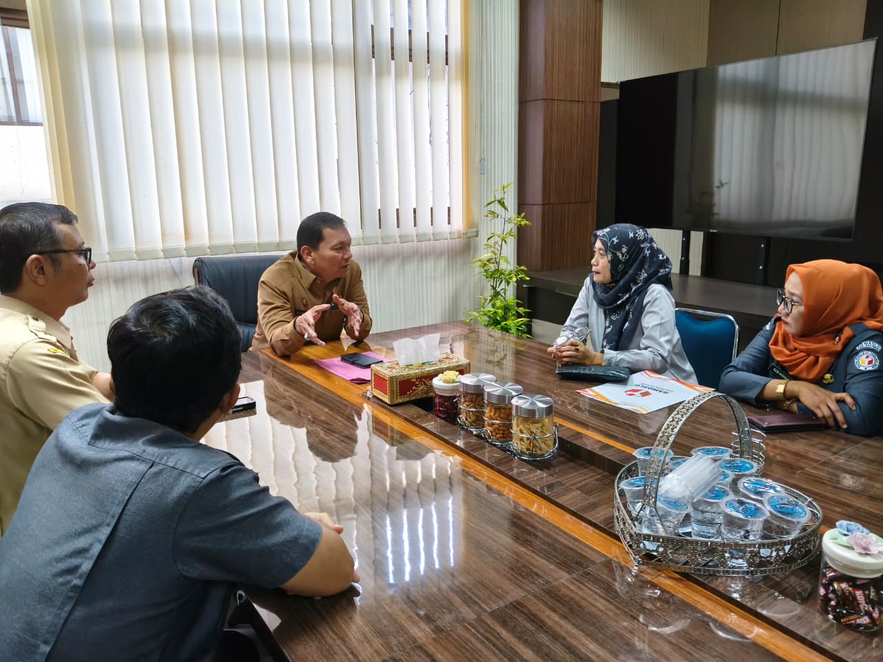 Rini Juita dalam kegiatan koordinasi dengan Sekda Pasaman