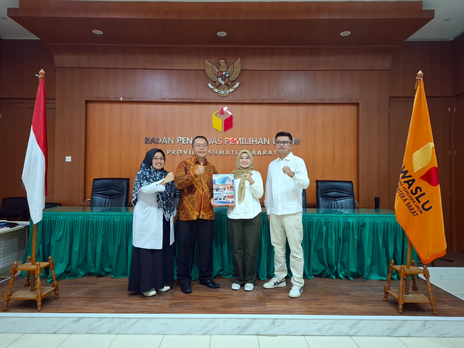  kegiatan penyerahan Laporan Hasil Penguatan Kelembagaan Pengawas Pemilu Bersama Mitra Kerja ke Bawaslu Provinsi Sumatera Barat