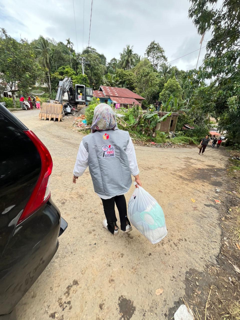Badan Pengawas Pemilu (Bawaslu) Kabupaten Pasaman menunjukkan kepeduliannya terhadap masyarakat terdampak bencana 