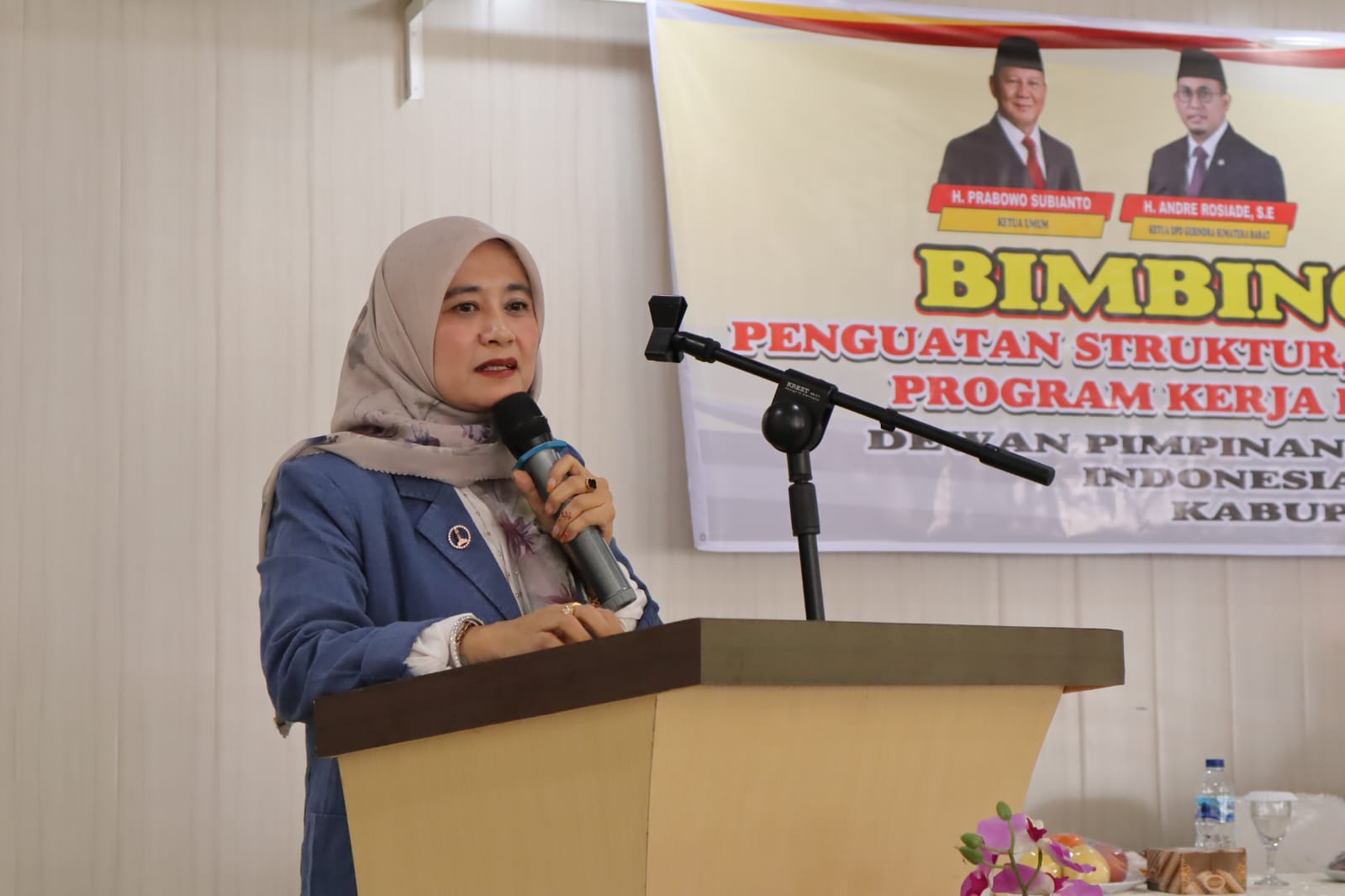 RINI JUITA (Ketua Bawaslu Kab Pasaman) saat menjadi Narasumber Pada Kegiatan Bimtek Parta Gerindra