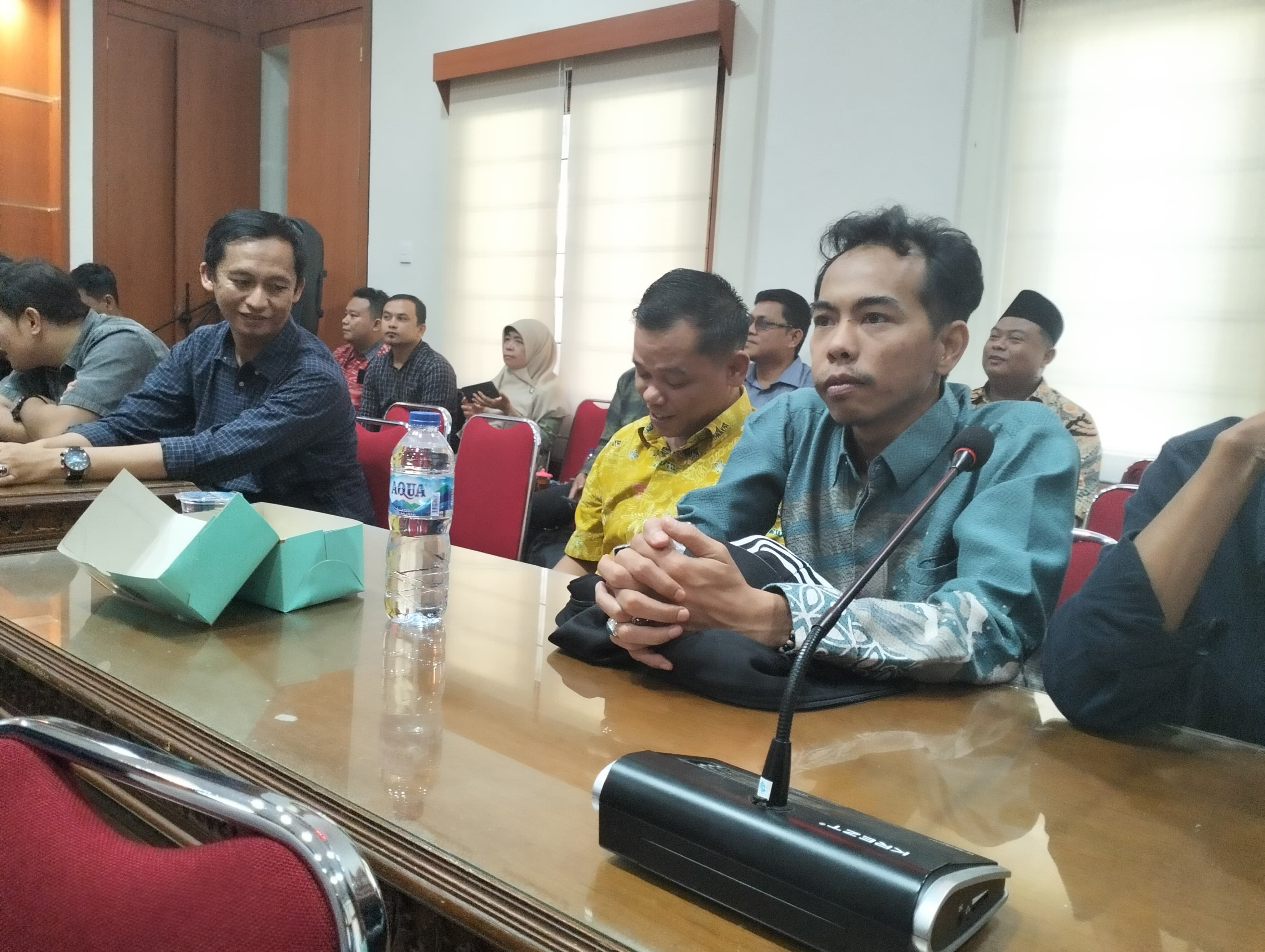 Anggota Bawaslu Pasaman(Zaini Afandi) dalam kegiatan finalisasi buku jejak penanganan pelanggaran