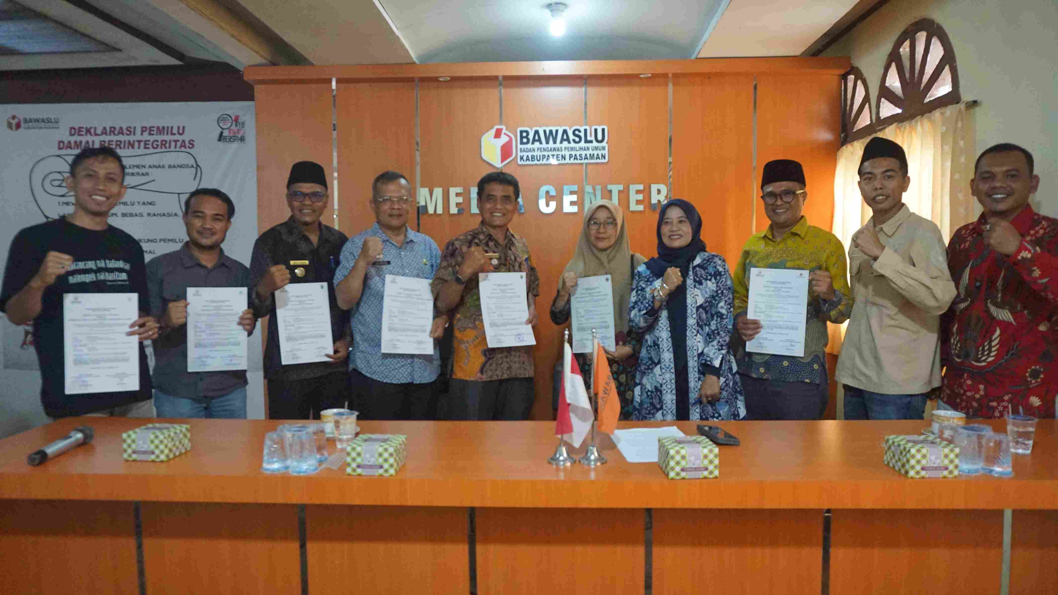 penandatanganan Memorandum of Understanding (MoU) dengan sejumlah lembaga dan organisasi masyarakat di Pasaman