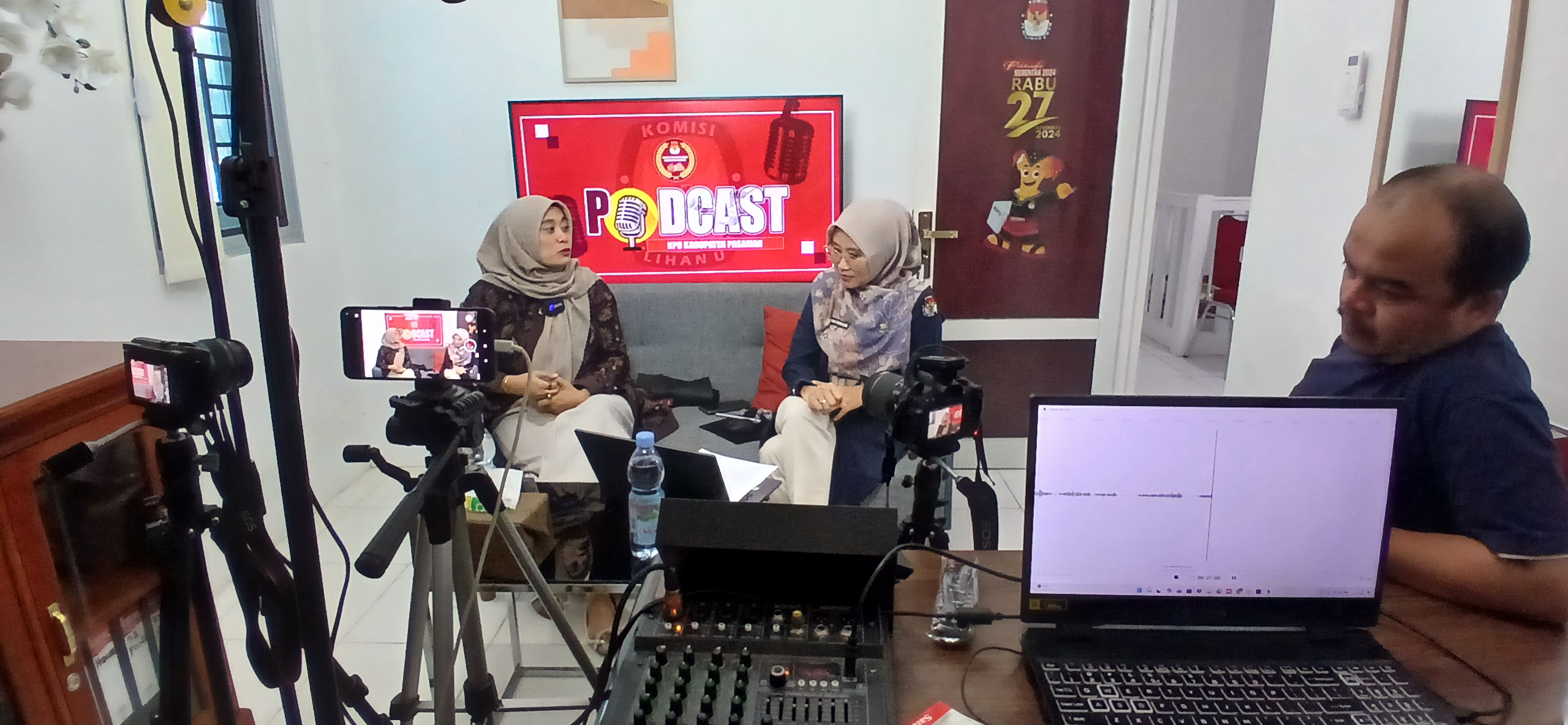 Rini Juita (ketua bawaslu Pasaman) dalam kegiatan podcast KPU