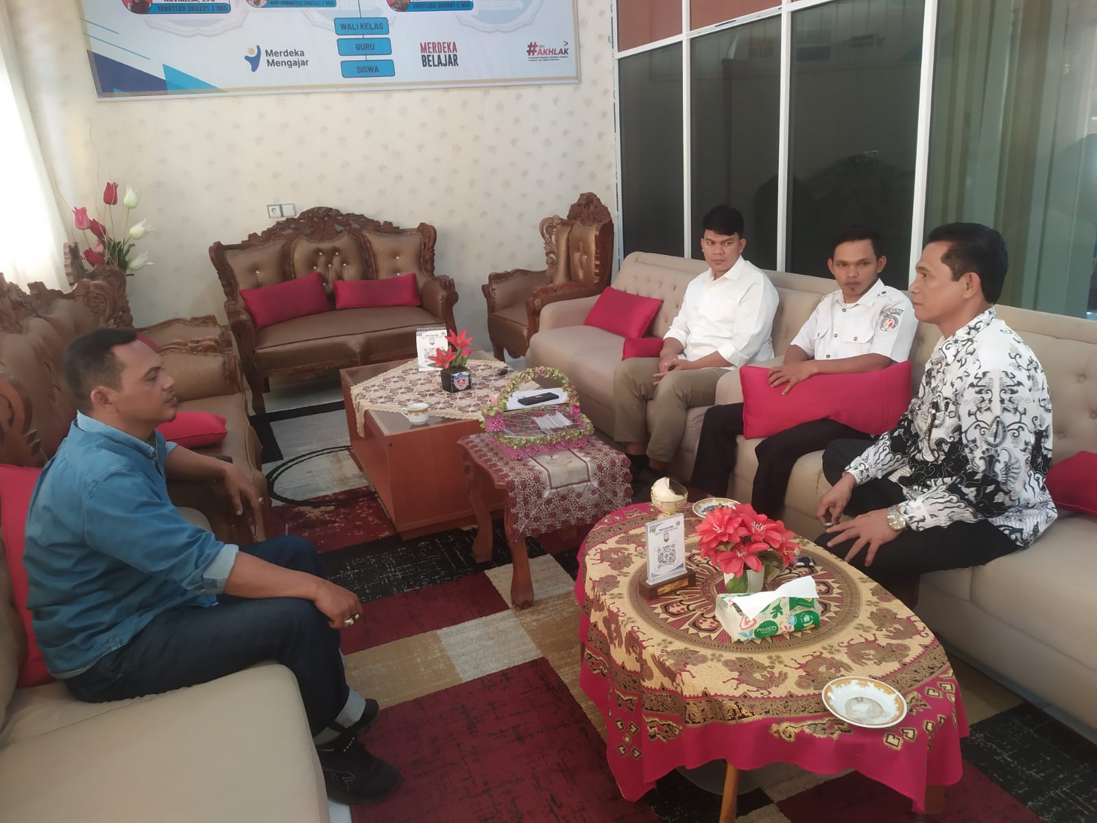 Anggota Bawaslu Pasaman (lumban tori) dalam kegiatan koordinasi dengan SMAN 1 Lubuk Sikaping