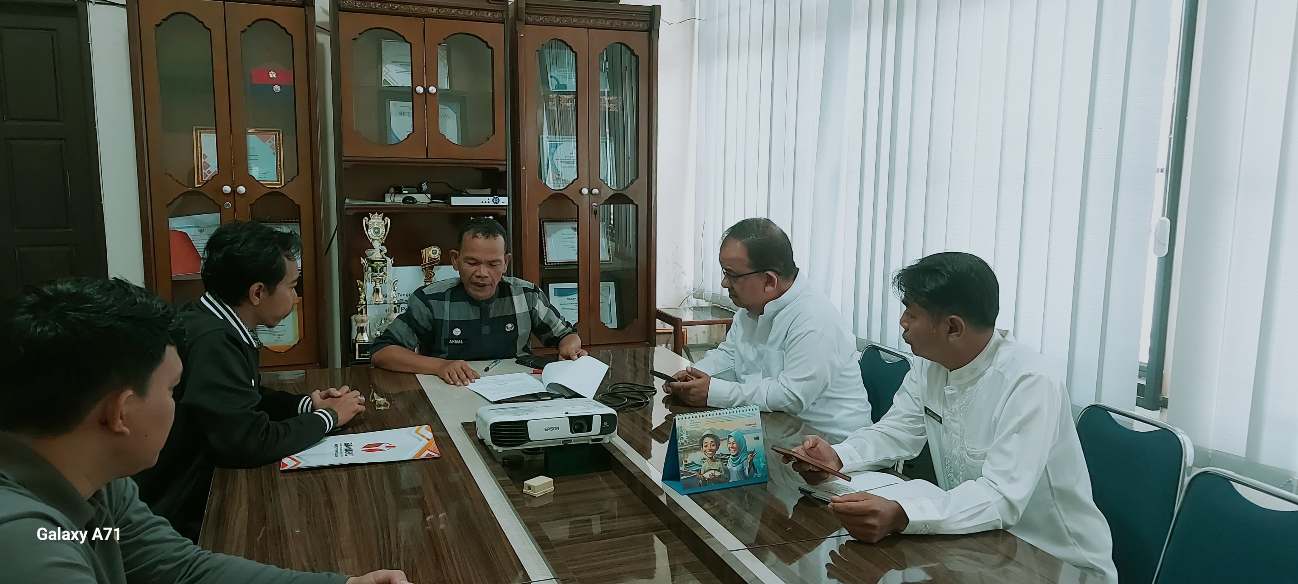 Zaini afandi (anggota Bawaslu Pasaman)dalam kegiatan koordinasi dengan Disdukcapil)