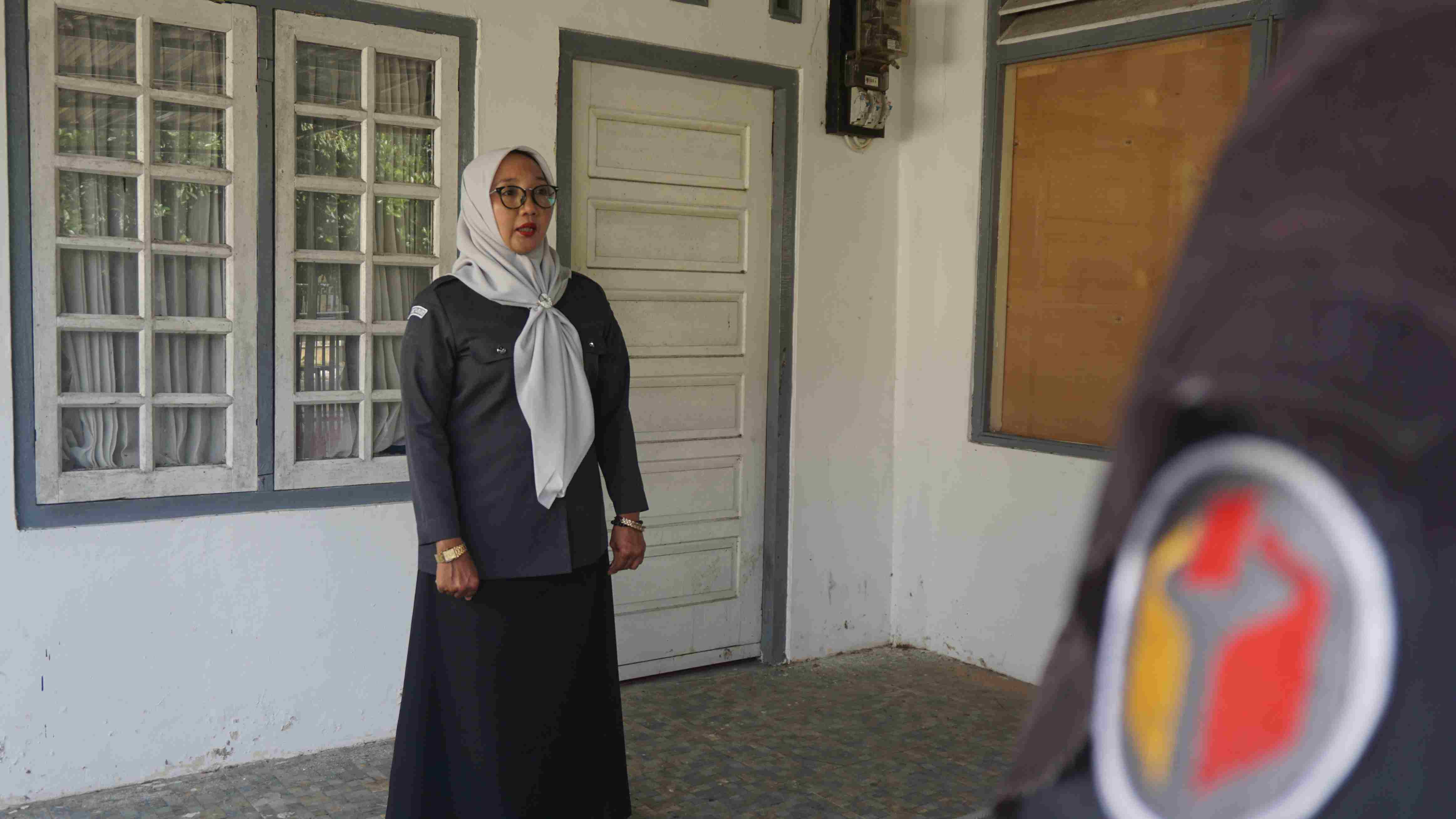 Plt Kepala Sekretariat Bawaslu Kabupaten Pasaman (Susi Nofenti) dalam amanatnya menekankan pentingnya disiplin, integritas, dan kebersamaan dalam menjalankan tugas sehari-hari