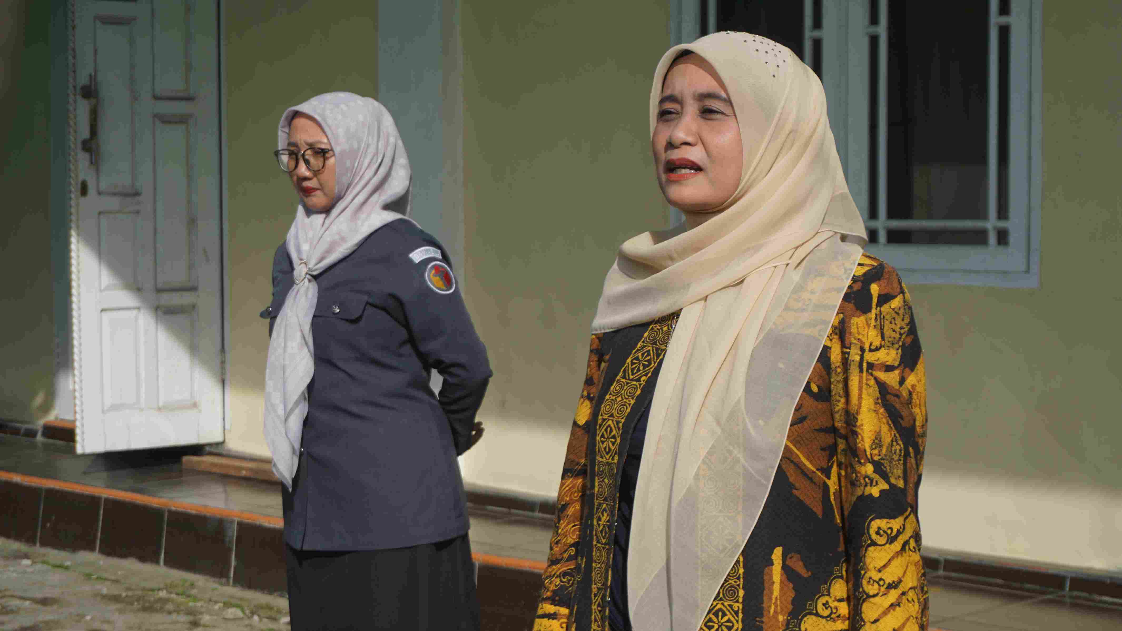 Rini Juita (Ketua Bawaslu Kabupaten Pasaman ) selaku pembina apel rutin sekretariat bawaslu kabupaten Pasaman