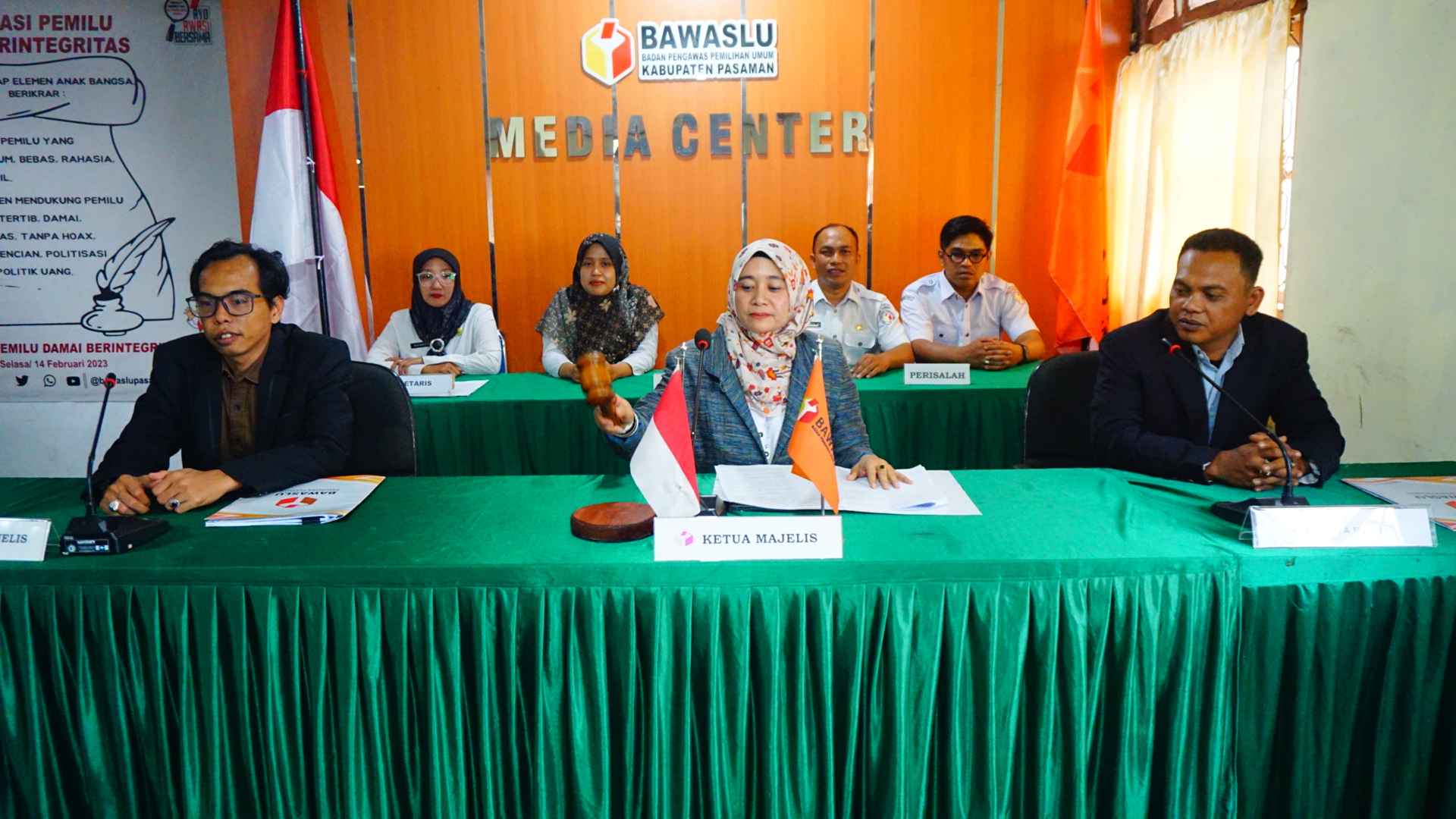 Ketua dan anggota Bawaslu Kabupaten Pasaman dalam simulasi  sidang Penyelesaian pelanggaran administrasi