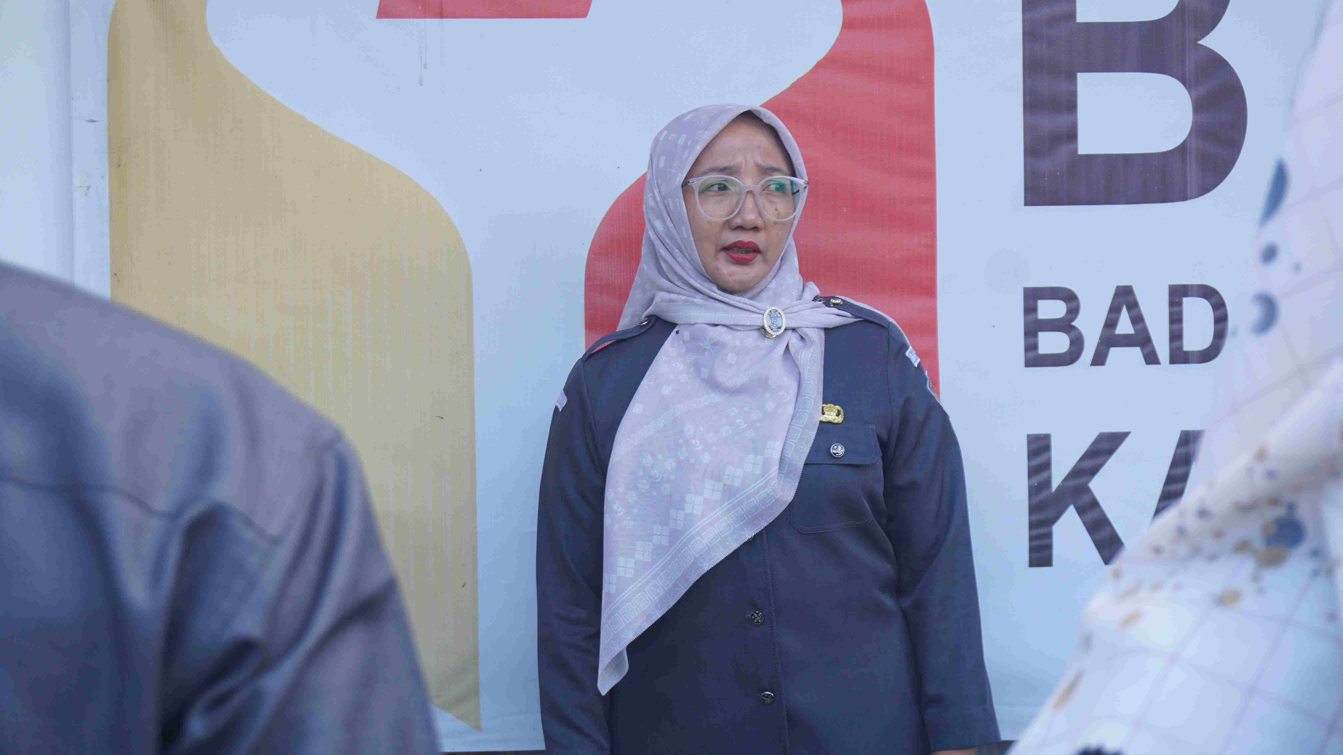 Susi Nofenti, saat memimpin apel rutin di halaman Kantor Bawaslu Pasaman, Senin (02/02/26).