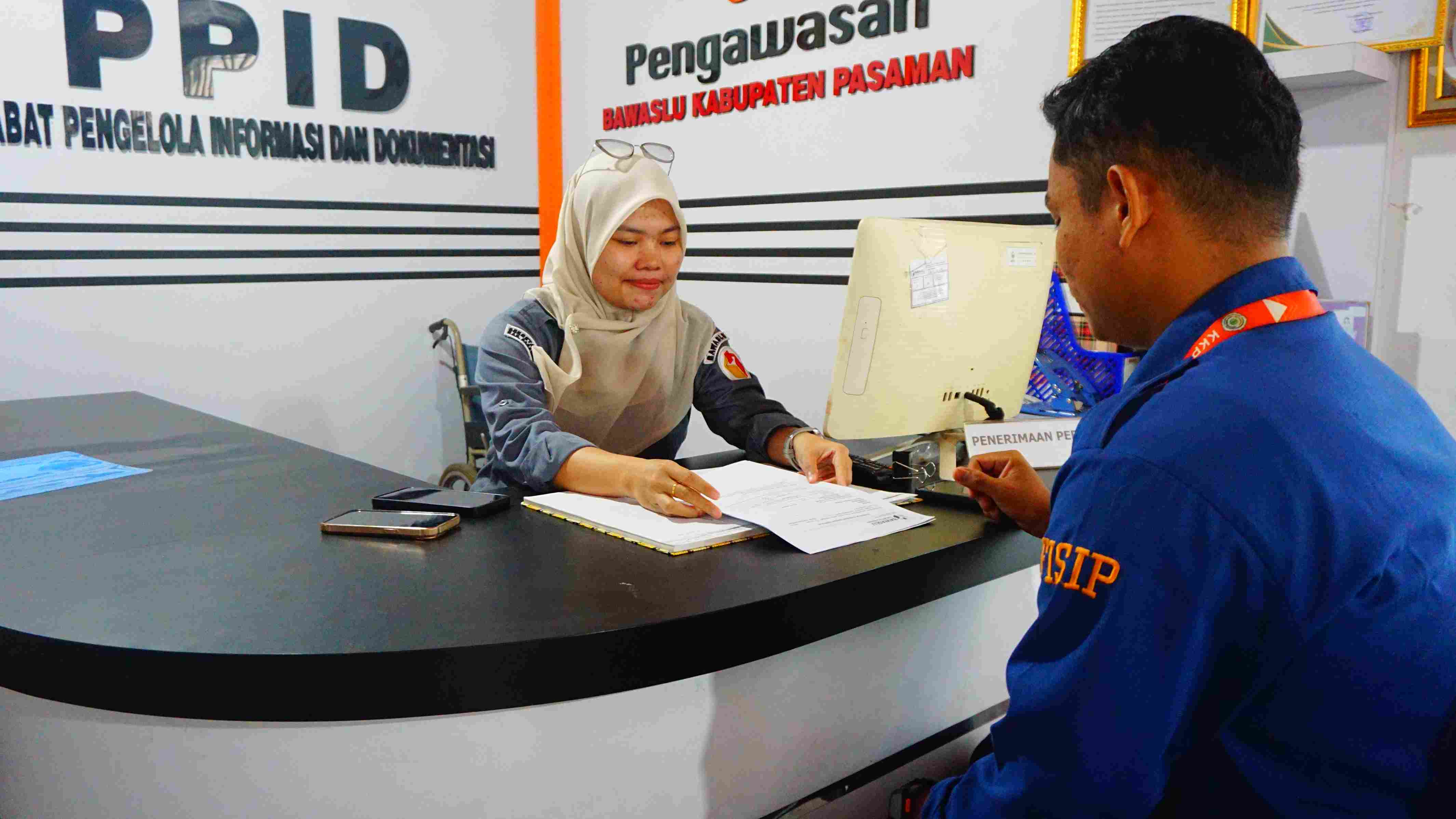 Petugas PPID Bawaslu Pasaman sedang melayani permintaan informasi publik