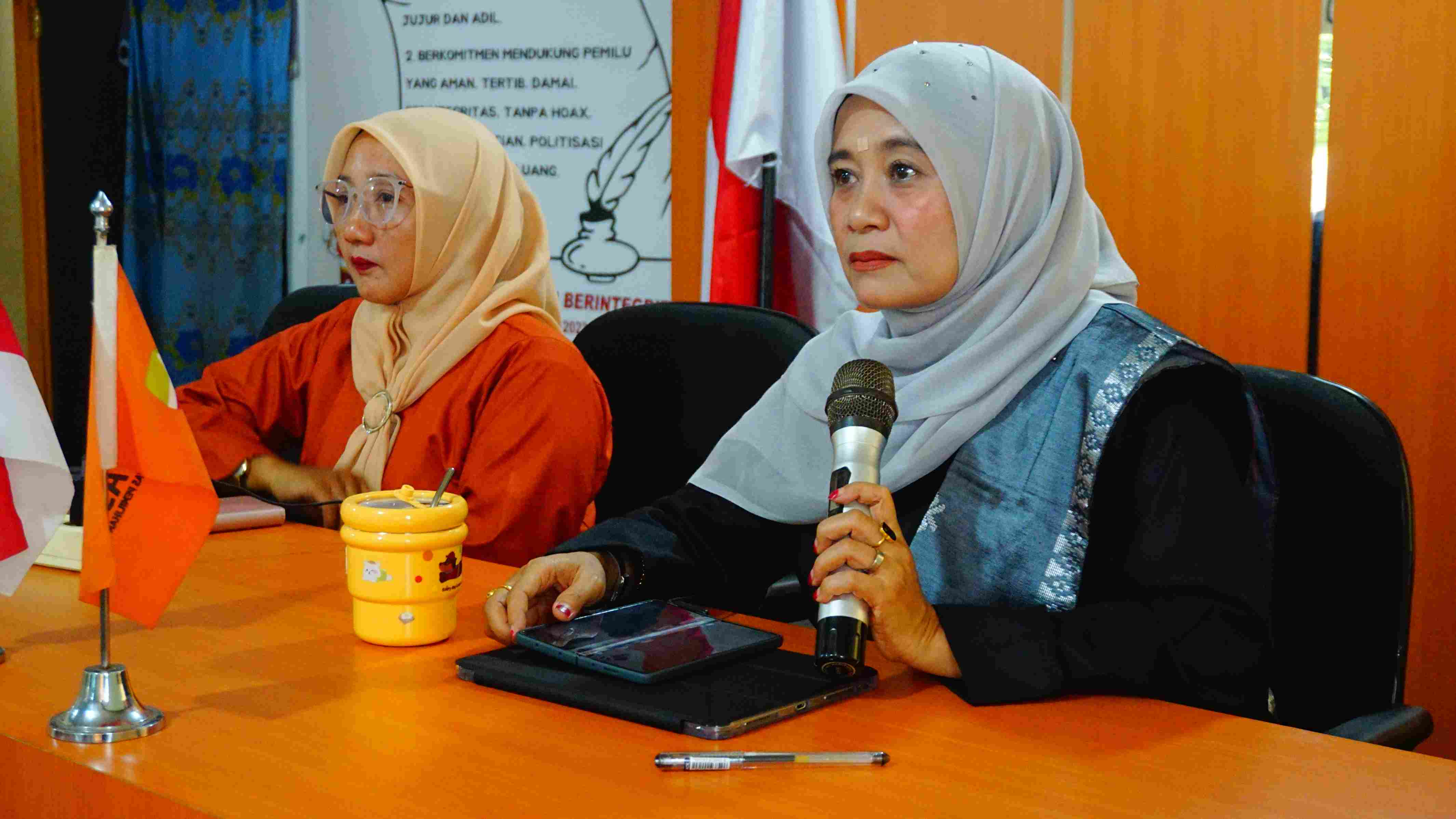 Rini Juita dalam kegiatan rapat dalam kantor dengan tema Penyusunan Rencana Kerja dan Anggaran