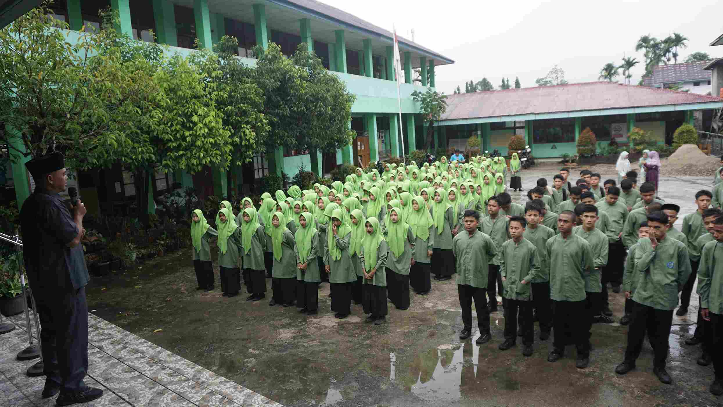 Lumban Tori (Anggota Bawaslu Pasaman) Dalam kegiatan Sosialisasi Pengawasan Partisipatif di MAN 1 PASAMAN